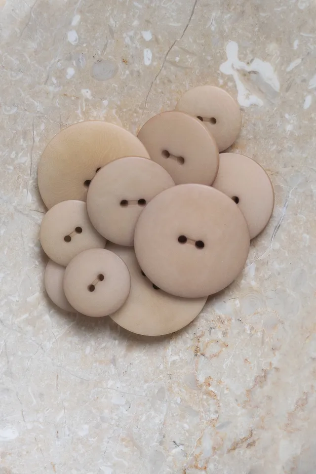 atelier-brunette-boutons-palm-milky-clay-bouton-en-corozo image 1