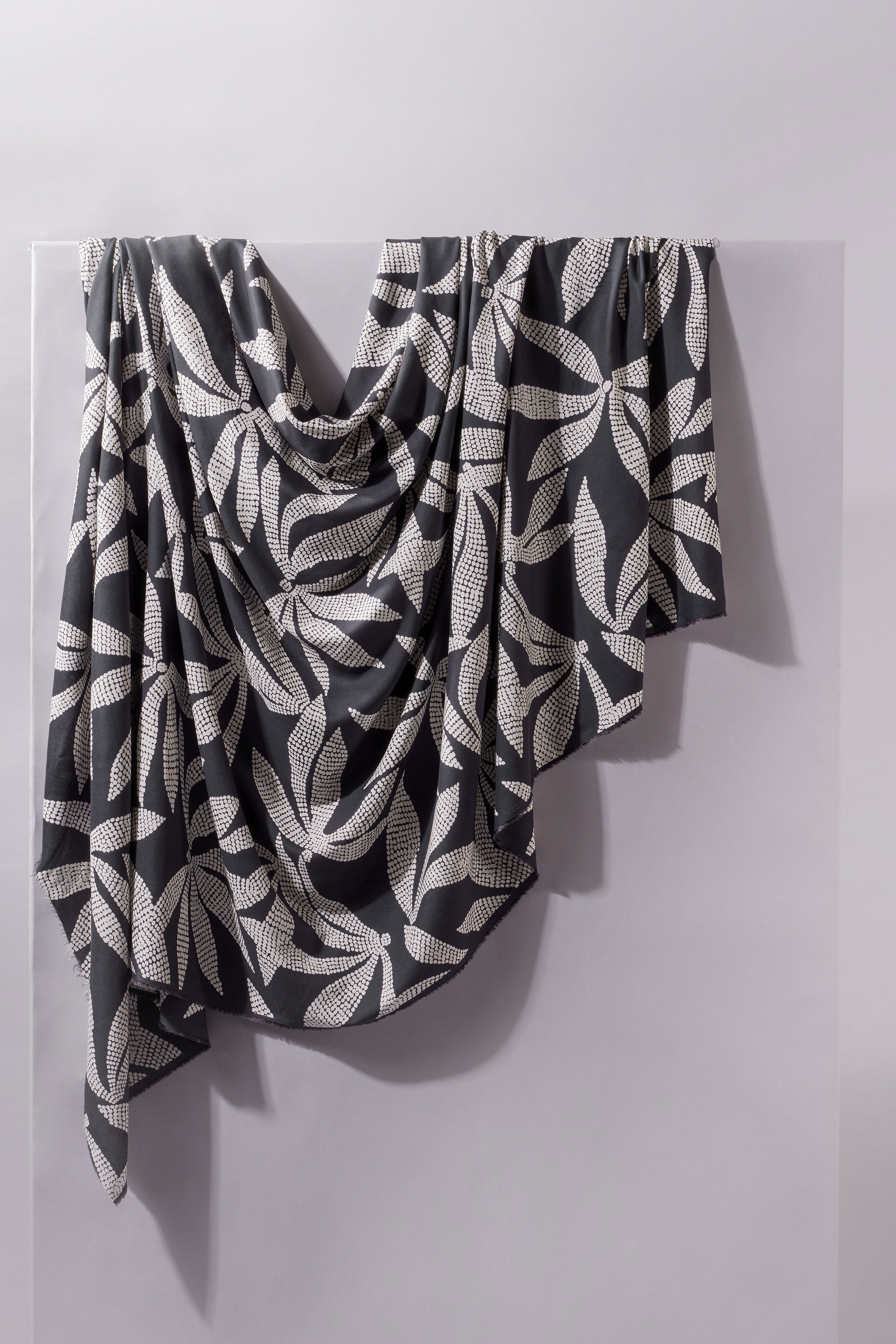 atelier-brunette-tissu-kaola-deep-charcoal-viscose-ecovero image 3