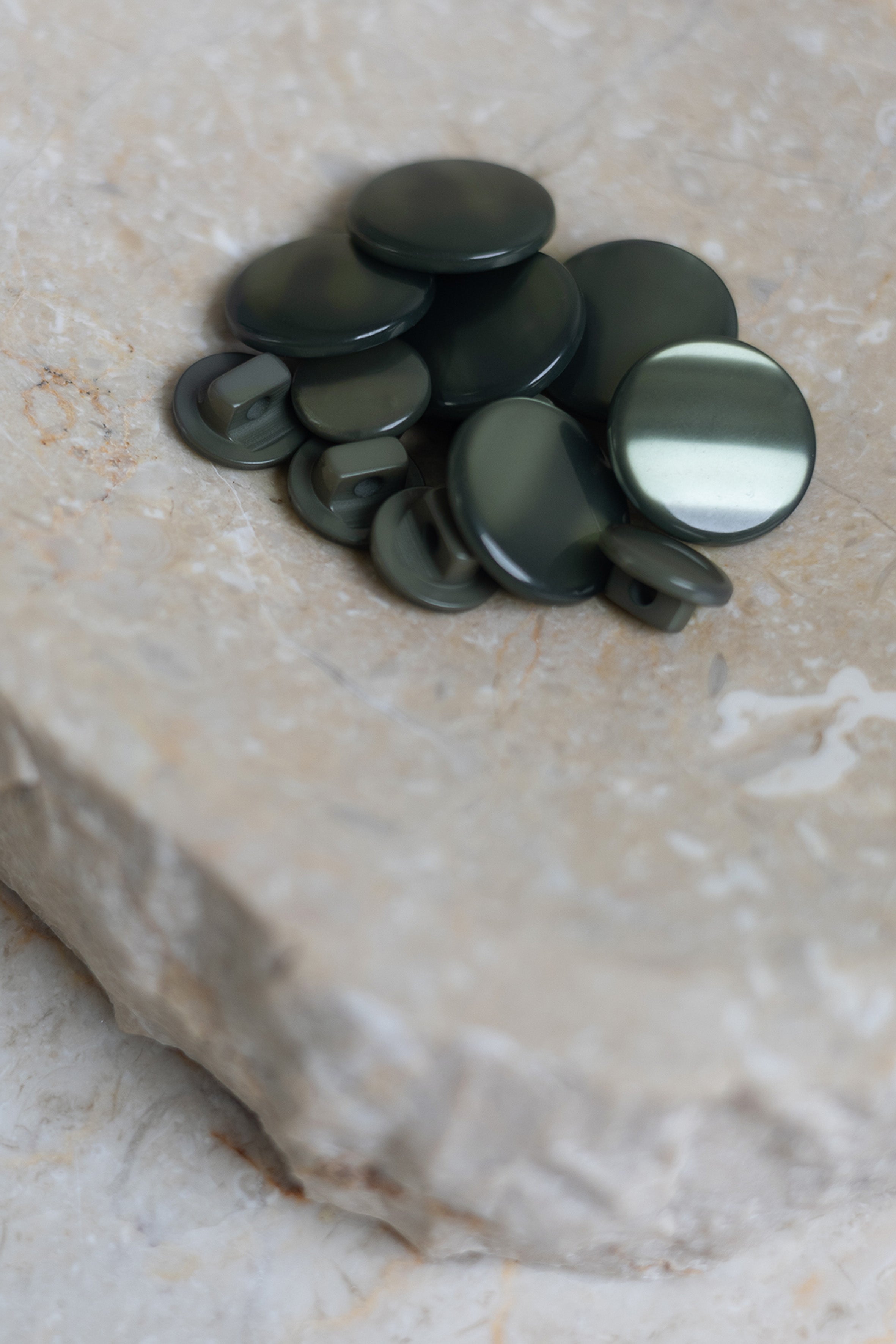 atelier-brunette-boutons-swing-cedar-x10-polyester-reflets-mont-s-sur-pied image 4