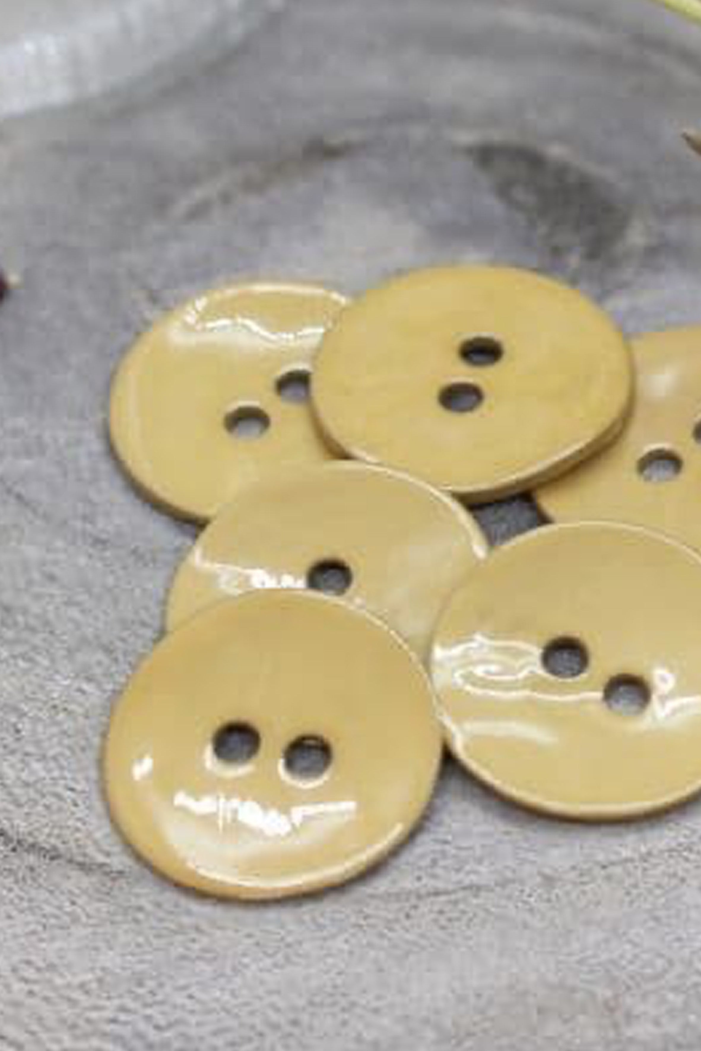 atelier-brunette-boutons-glossy-mustard-x10-boutons-nacre-akoya image 2