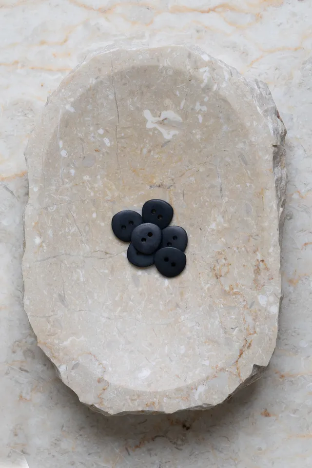atelier-brunette-boutons-jaipur-night-deep-charcoal-corozo image 1