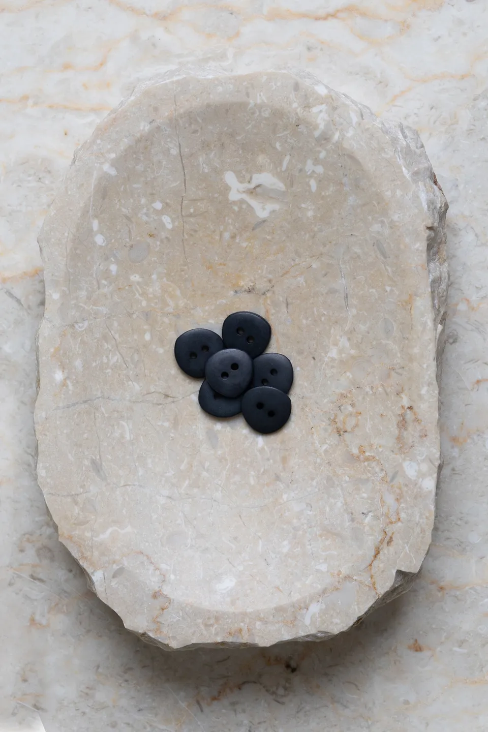 atelier-brunette-boutons-jaipur-night-deep-charcoal-corozo image 1