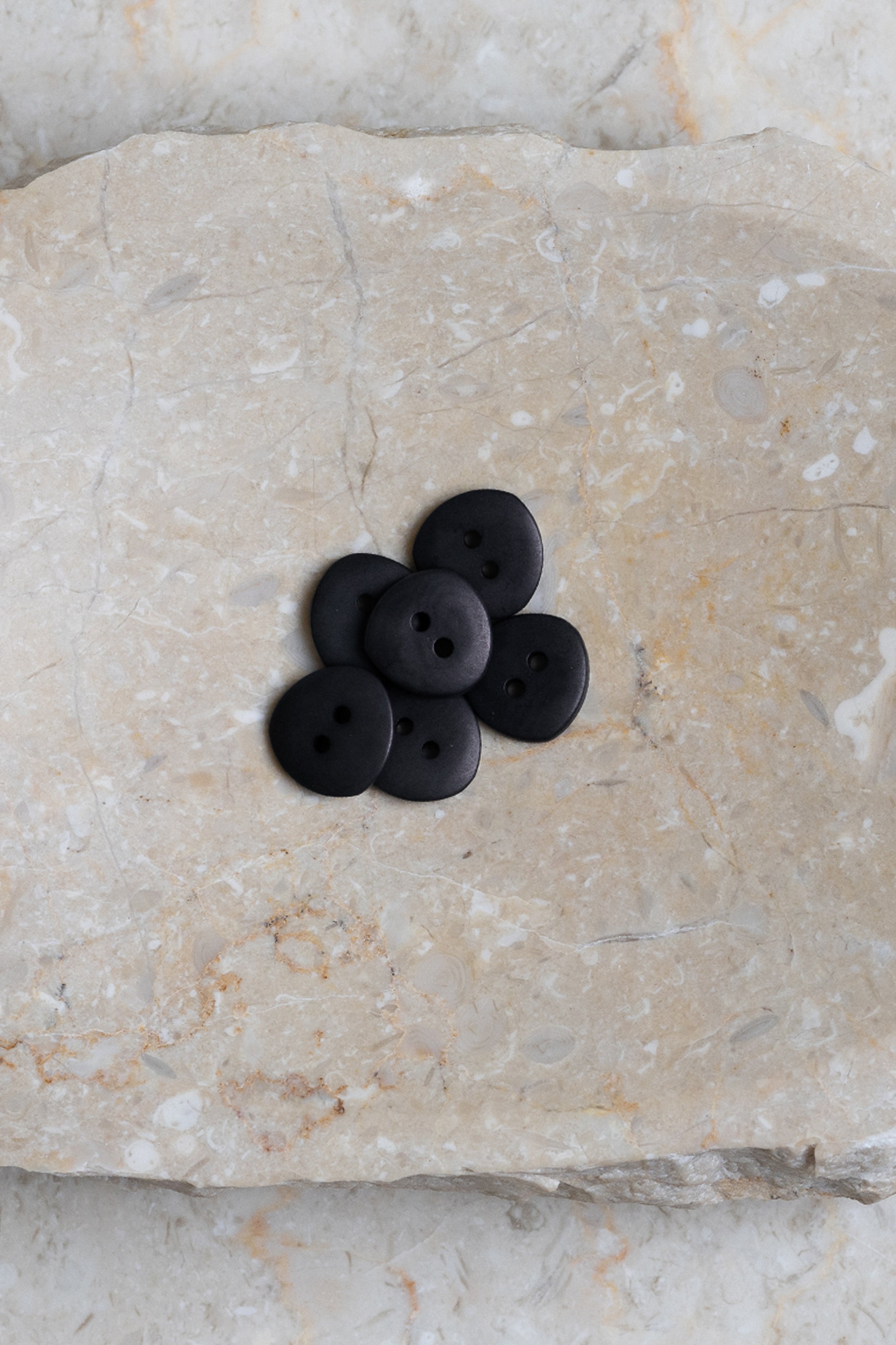 atelier-brunette-bouton-jaipur-black-en-corozo image 2