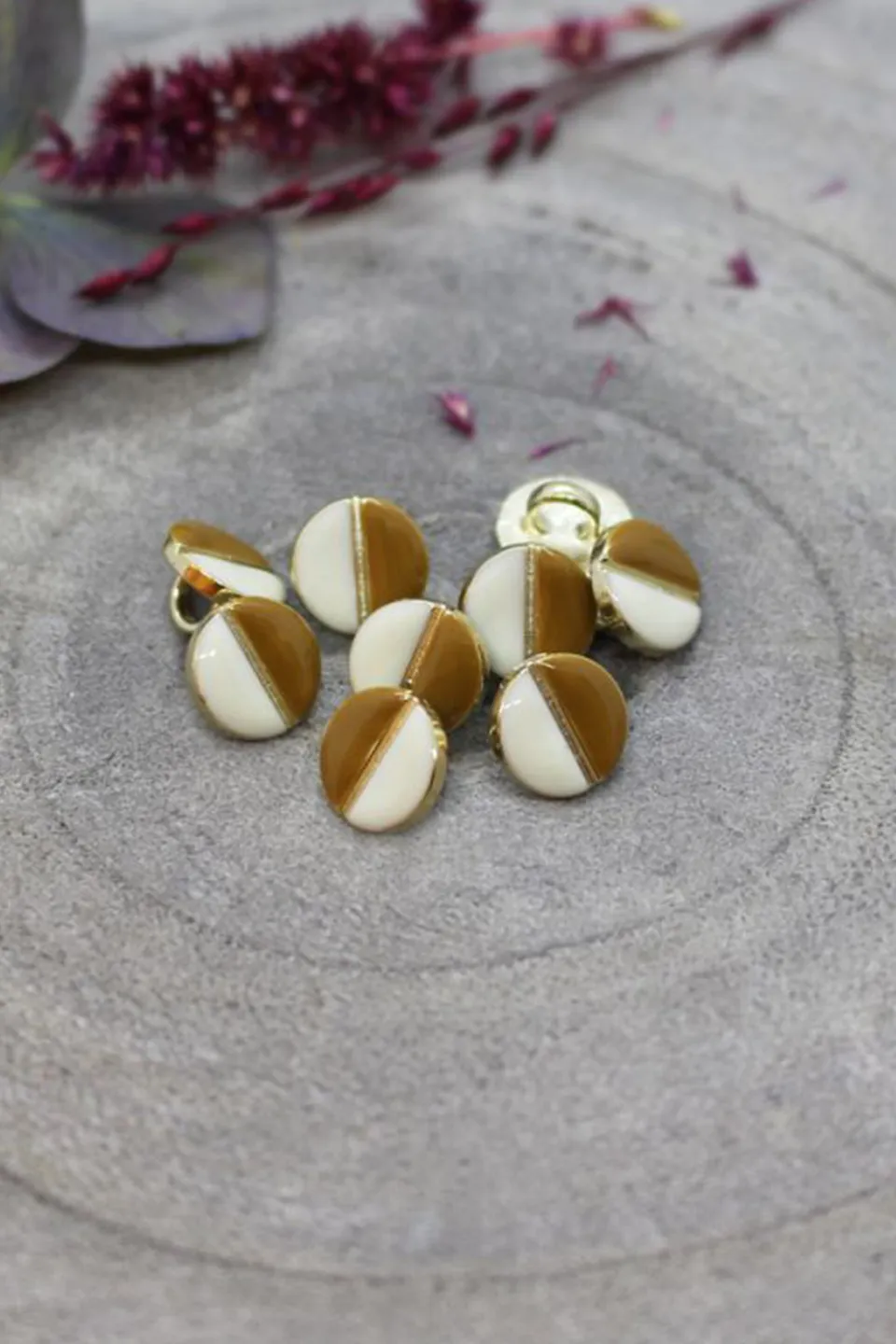atelier-brunette-boutons-wink-off-white-ochre-bouton-mail-dor image 1