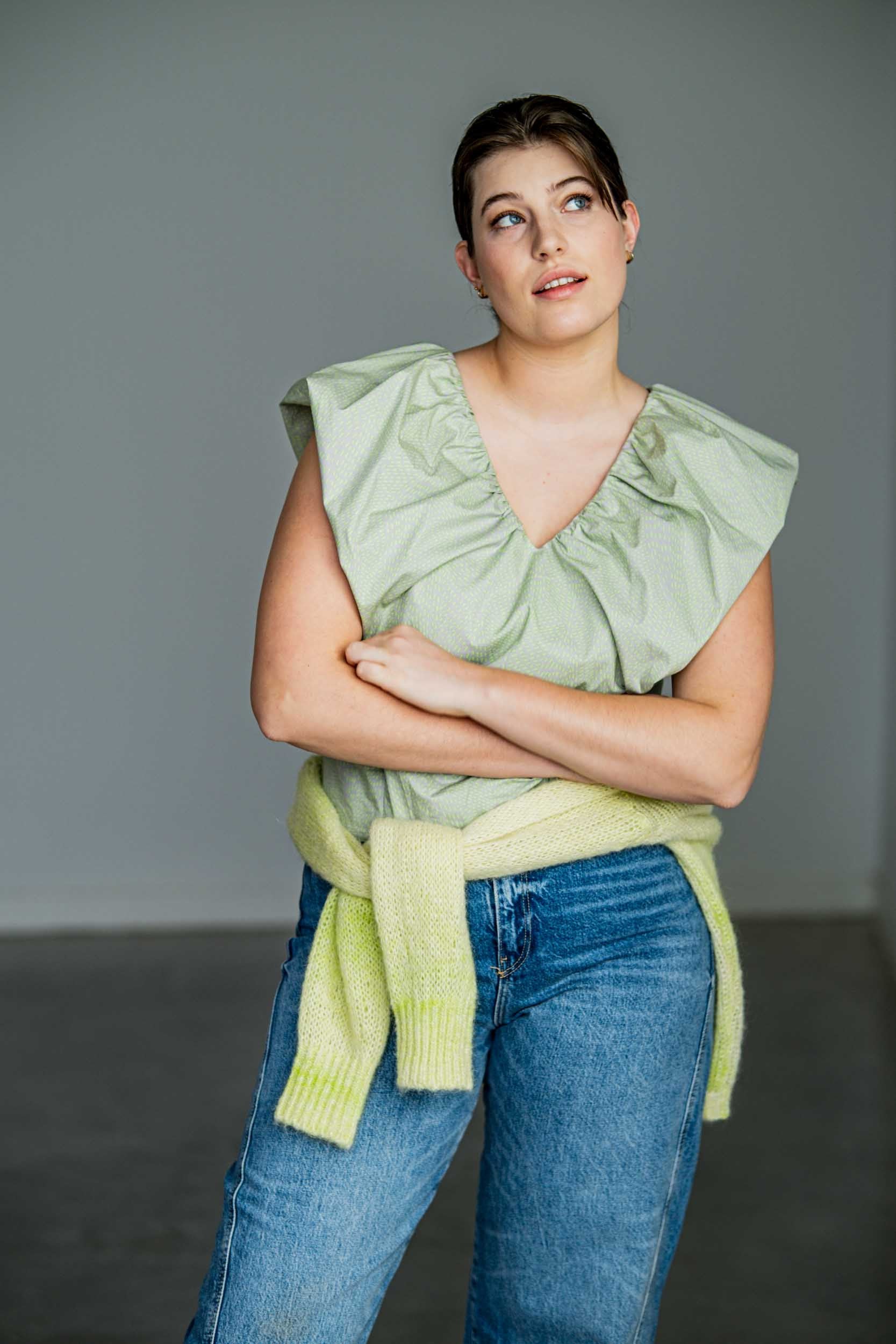 fibre-mood-nona-top-patron-de-couture-col-v-volant-t image 1