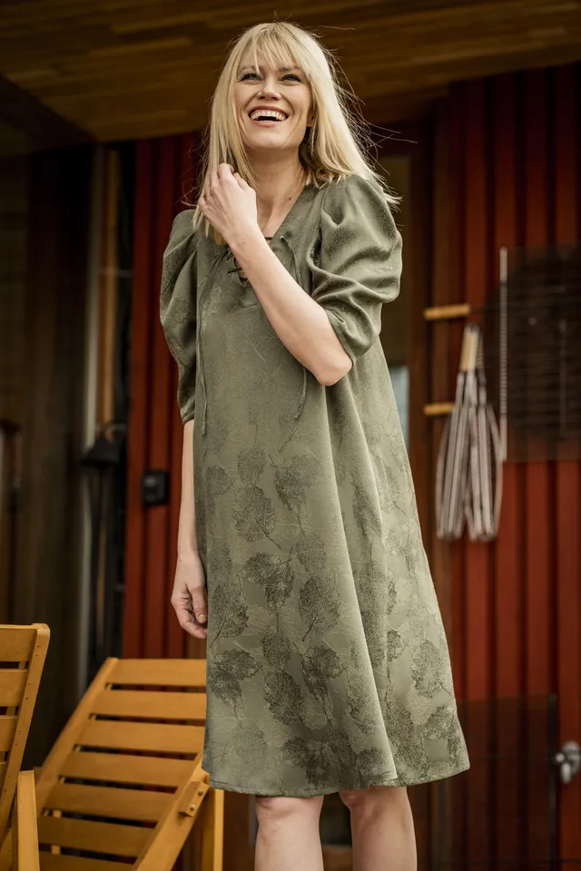 fibre-mood-wanda-robe-patron-de-couture-mini-robe-manches-drap-es-3-4-tailles-32 image 1