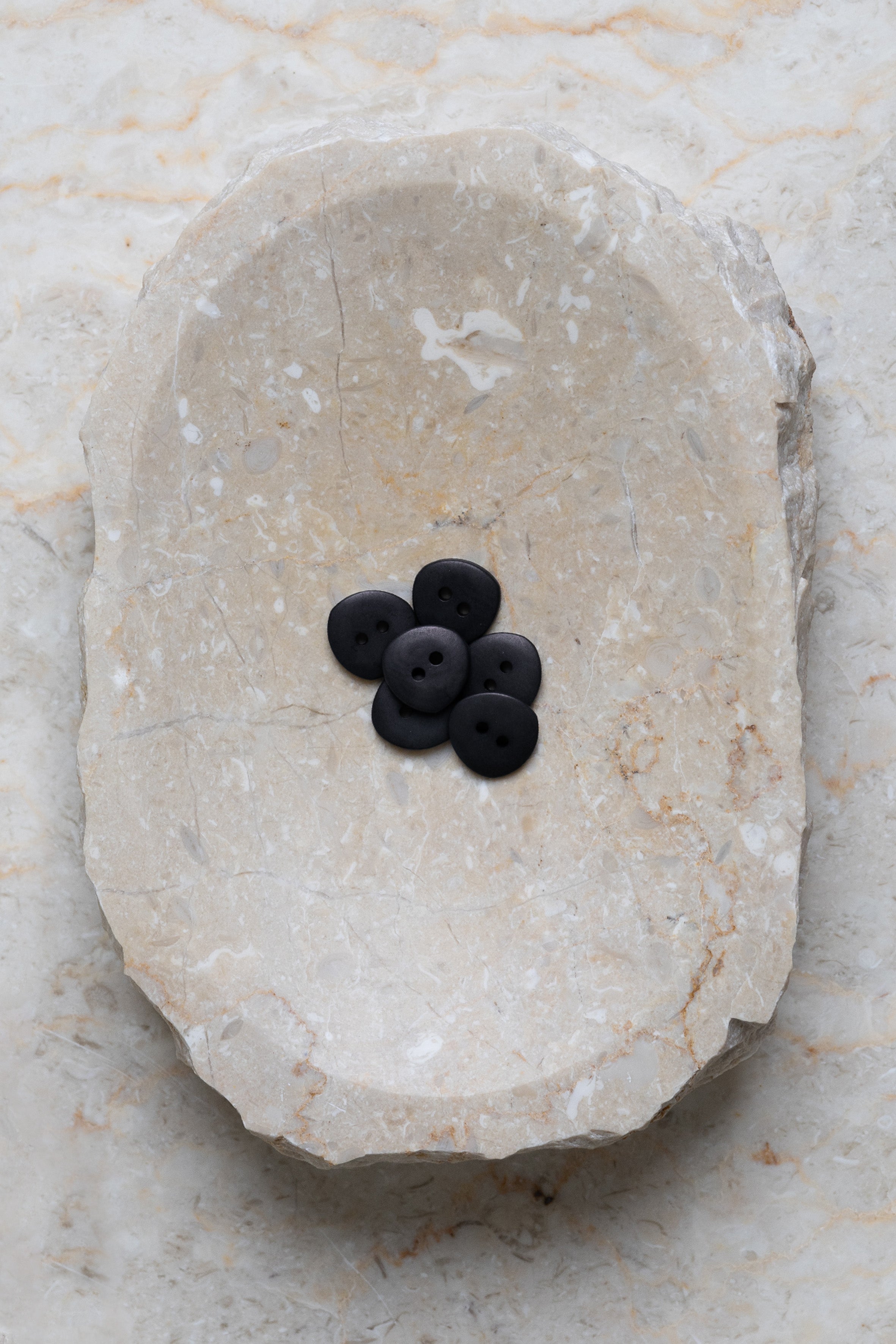 atelier-brunette-bouton-jaipur-black-en-corozo image 3