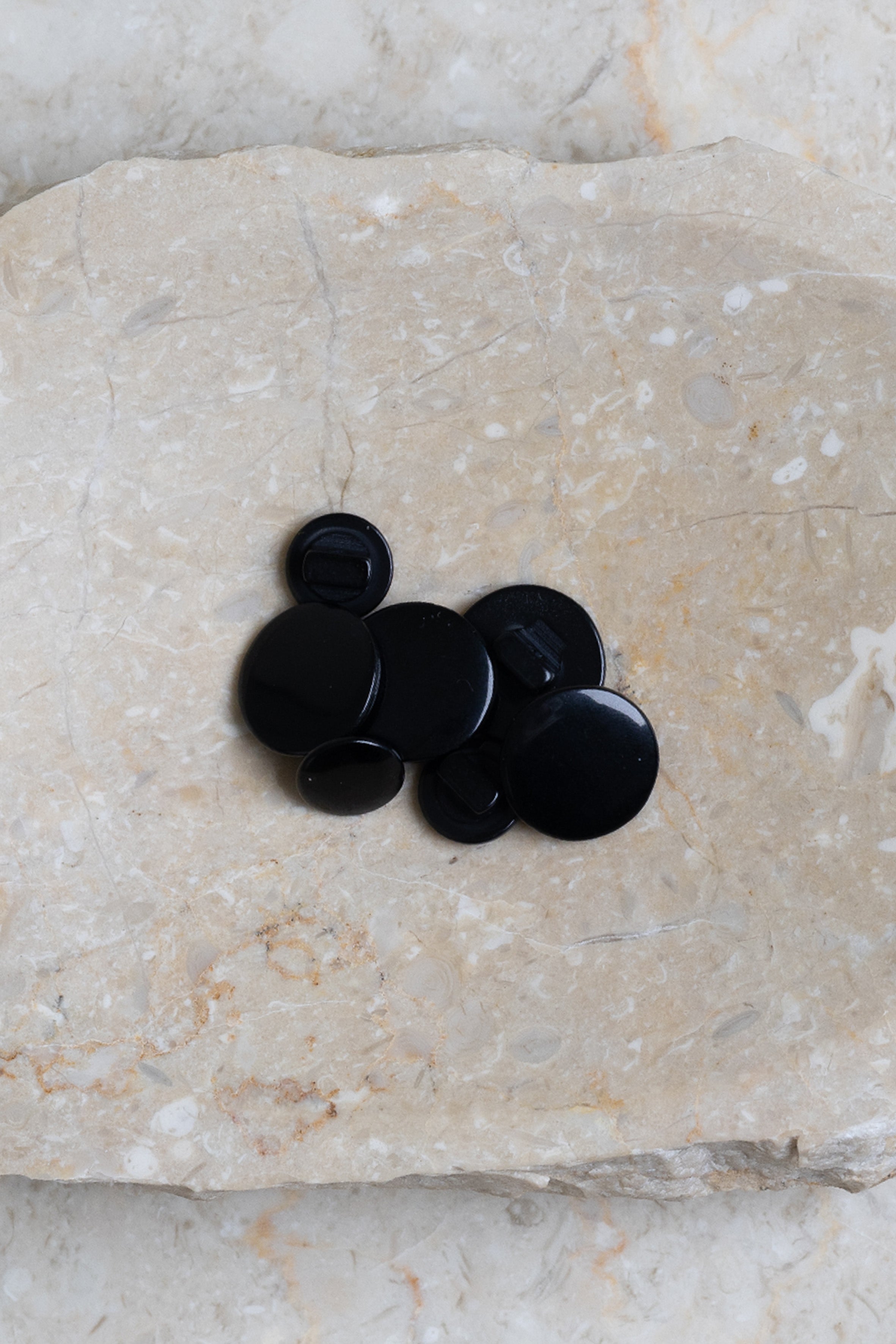 atelier-brunette-boutons-swing-black-boutons-sur-pied-polyester image 2