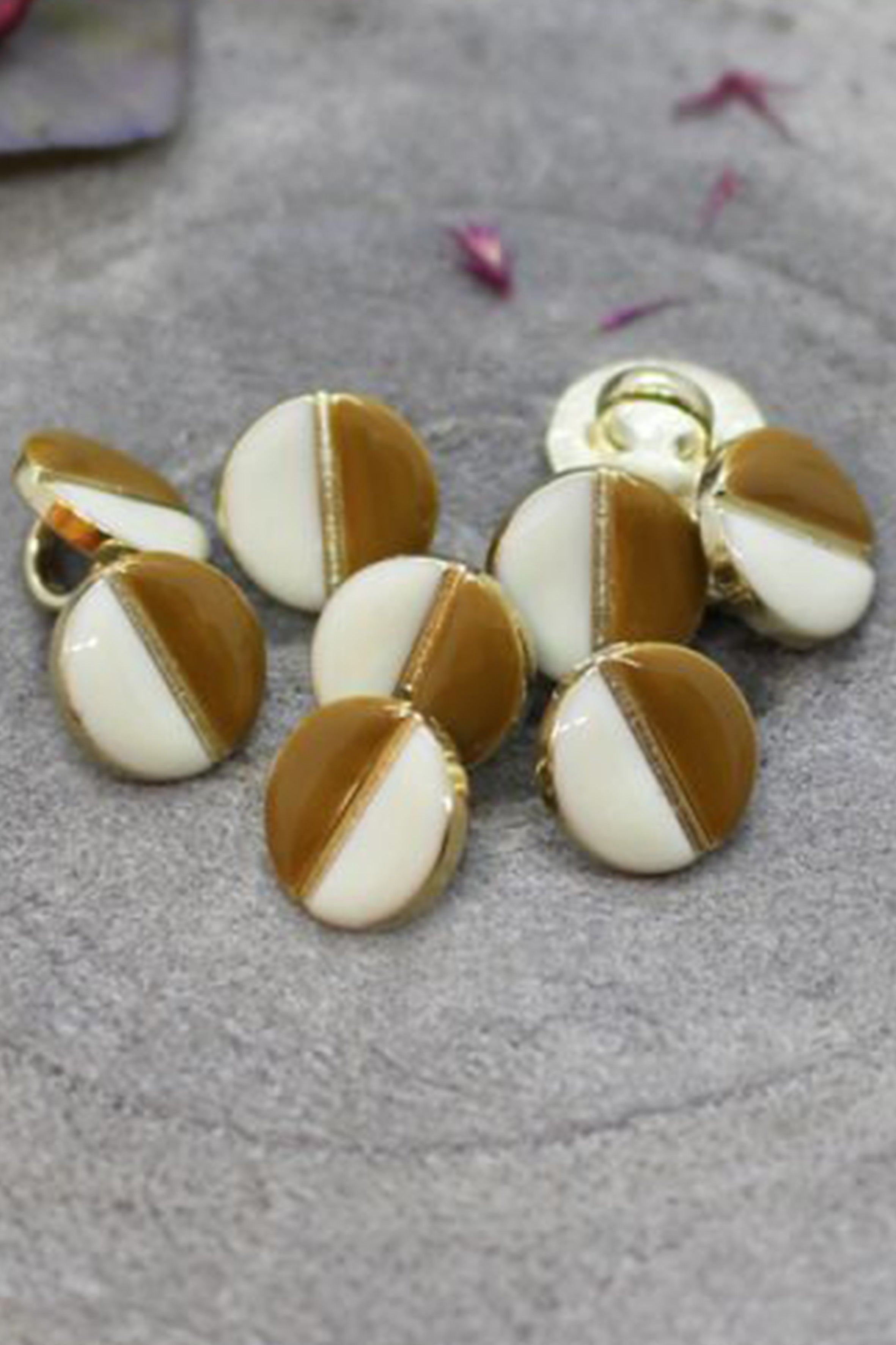 atelier-brunette-boutons-wink-off-white-ochre-bouton-mail-dor image 2
