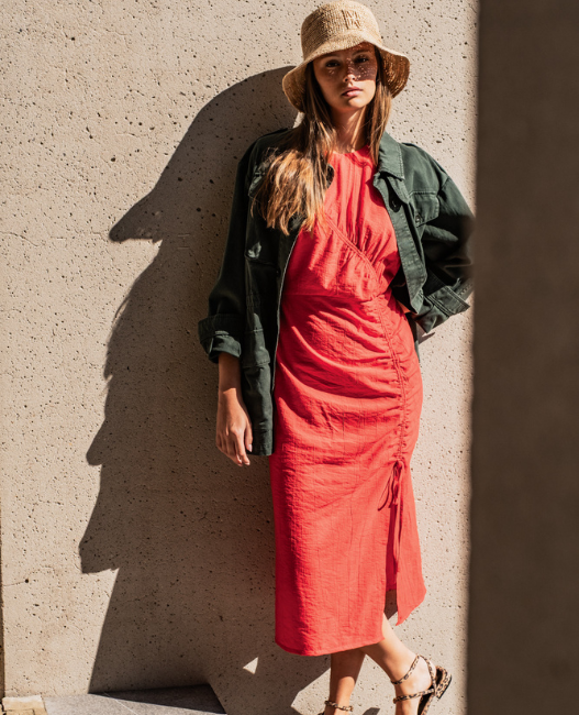 fibre-mood-muriel-patron-de-couture-robe-midi-ajust-e-fronces-ruban image 1