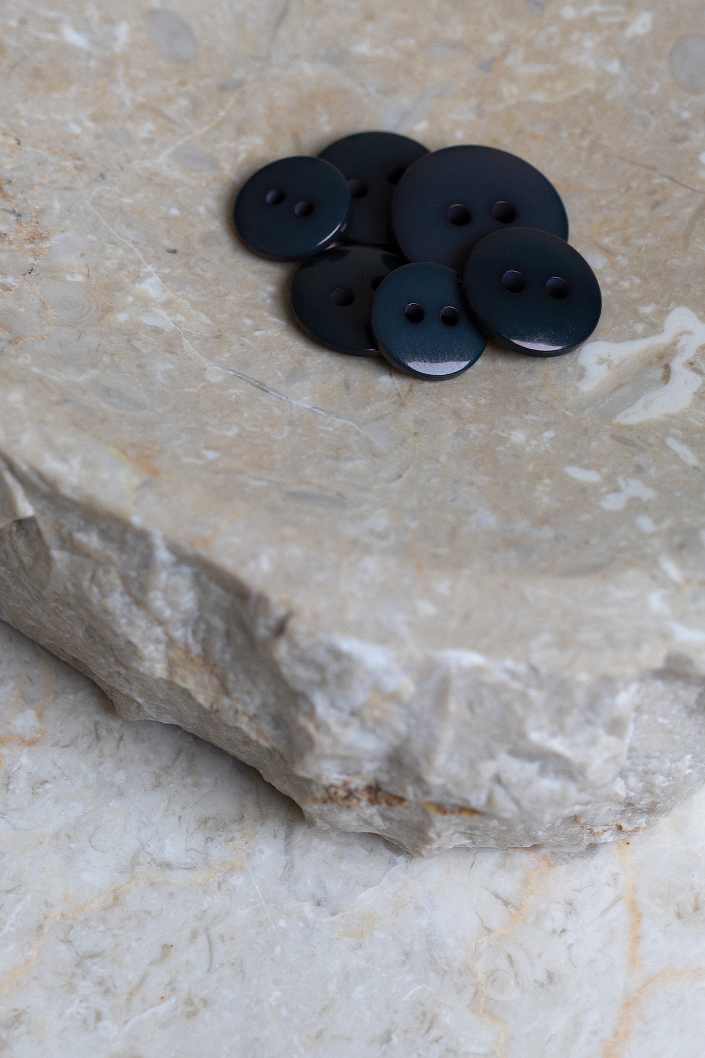 atelier-brunette-boutons-classic-shine-night-deep-charcoal-bouton-brillant image 4