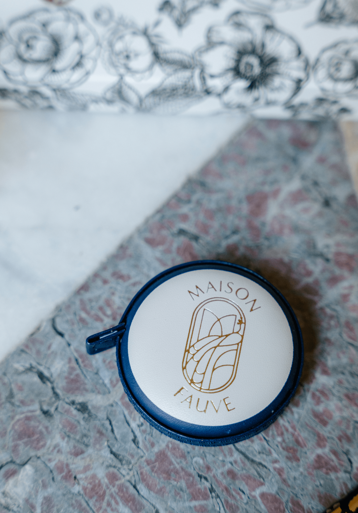 maison-fauve-m-tre-enrouleur-accessoire-couture-bleu-et-blanc image 1