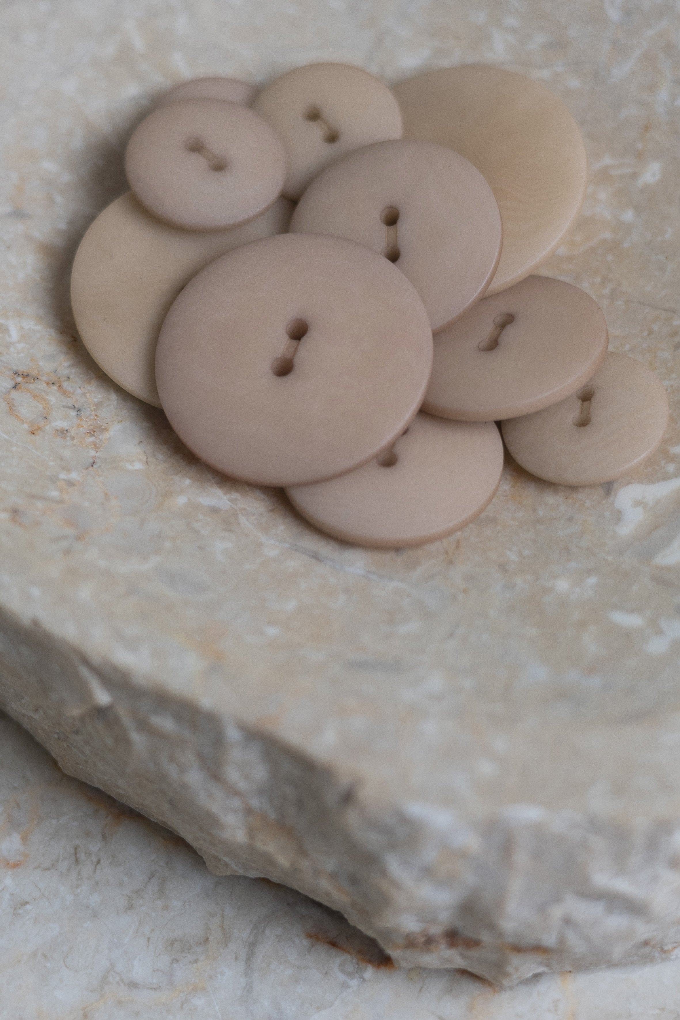 atelier-brunette-boutons-palm-milky-clay-bouton-en-corozo image 2