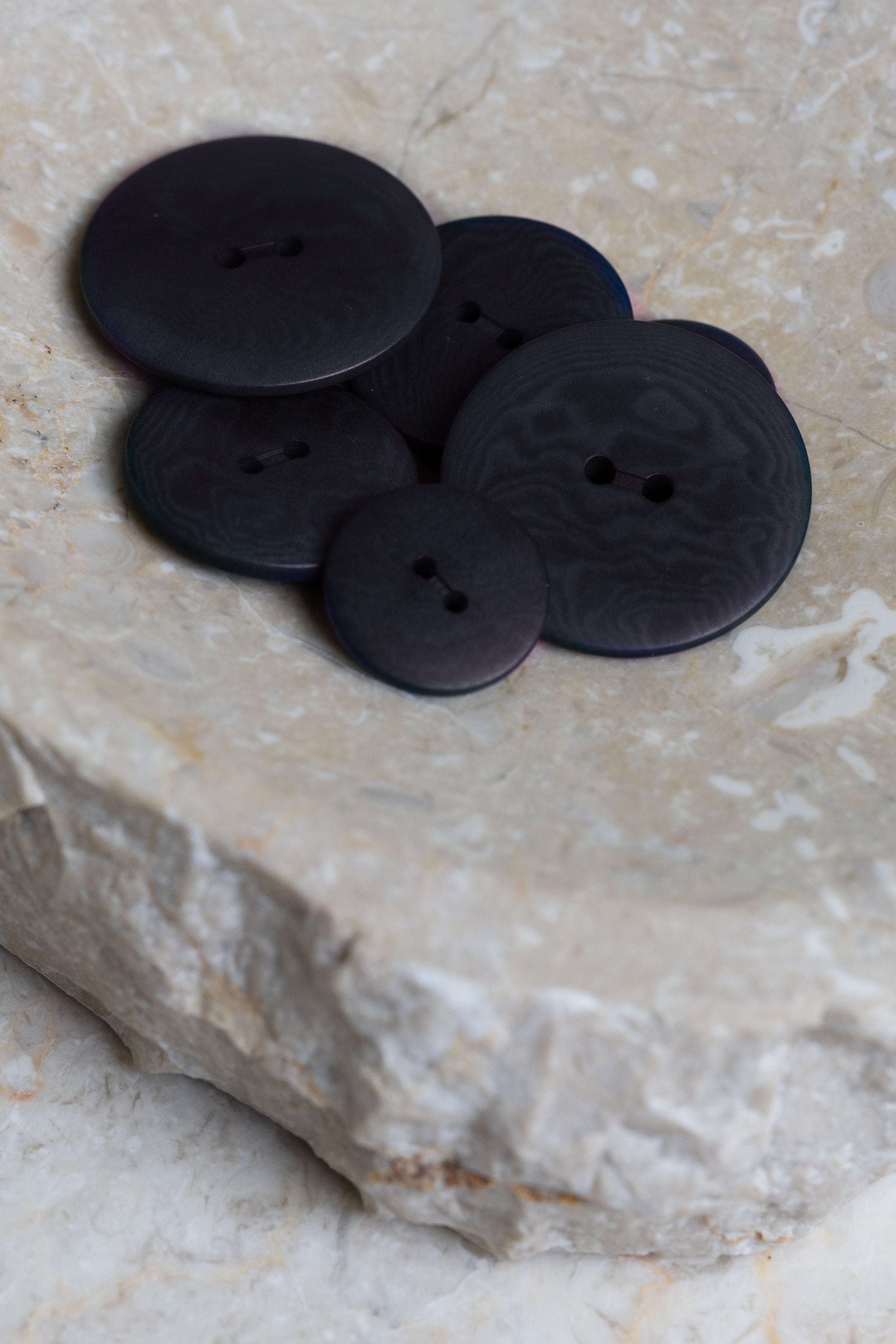 atelier-brunette-boutons-palm-night-deep-charcoal-boutons-corozo image 4