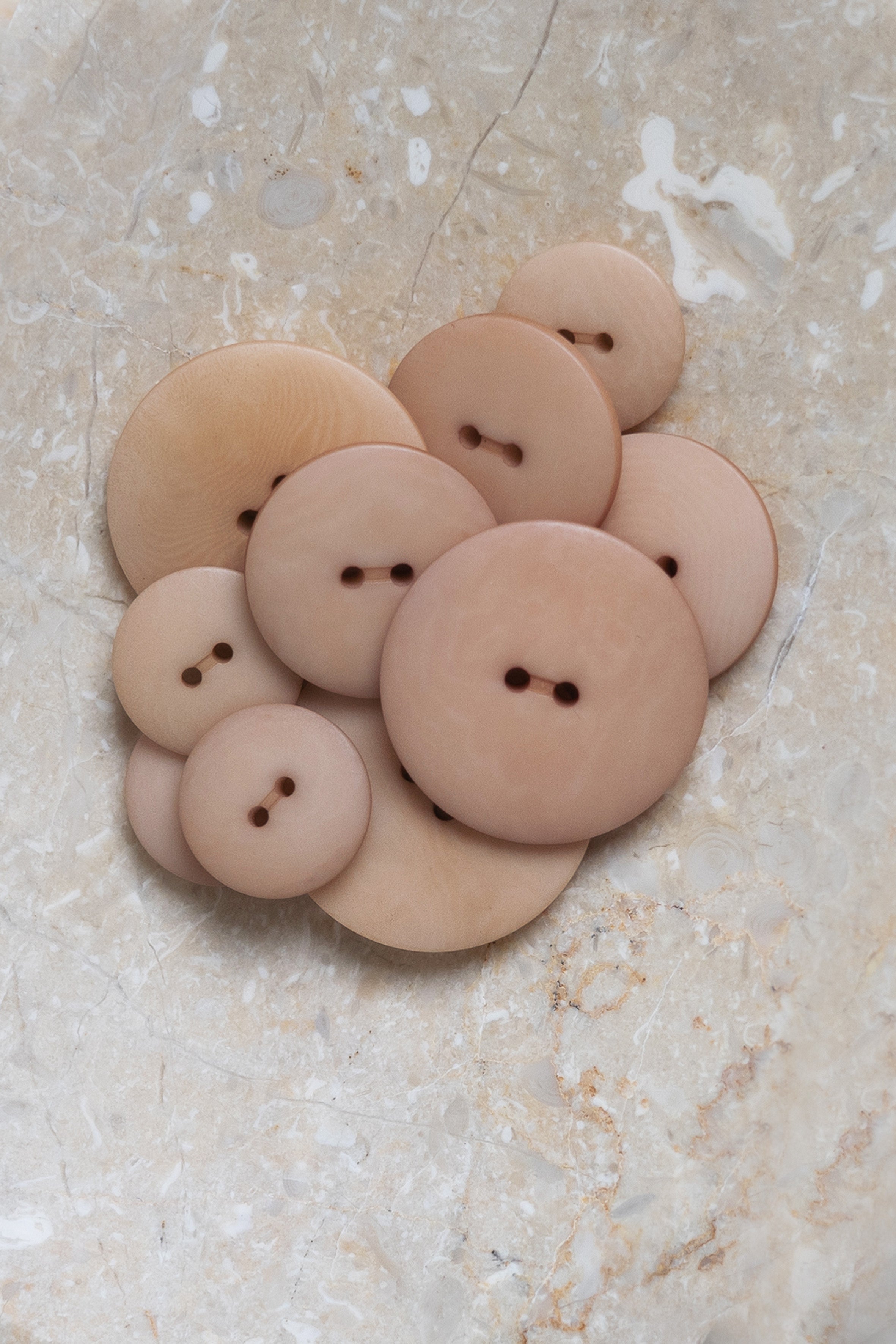 atelier-brunette-boutons-palm-maple-sandy-sand-corozo image 1