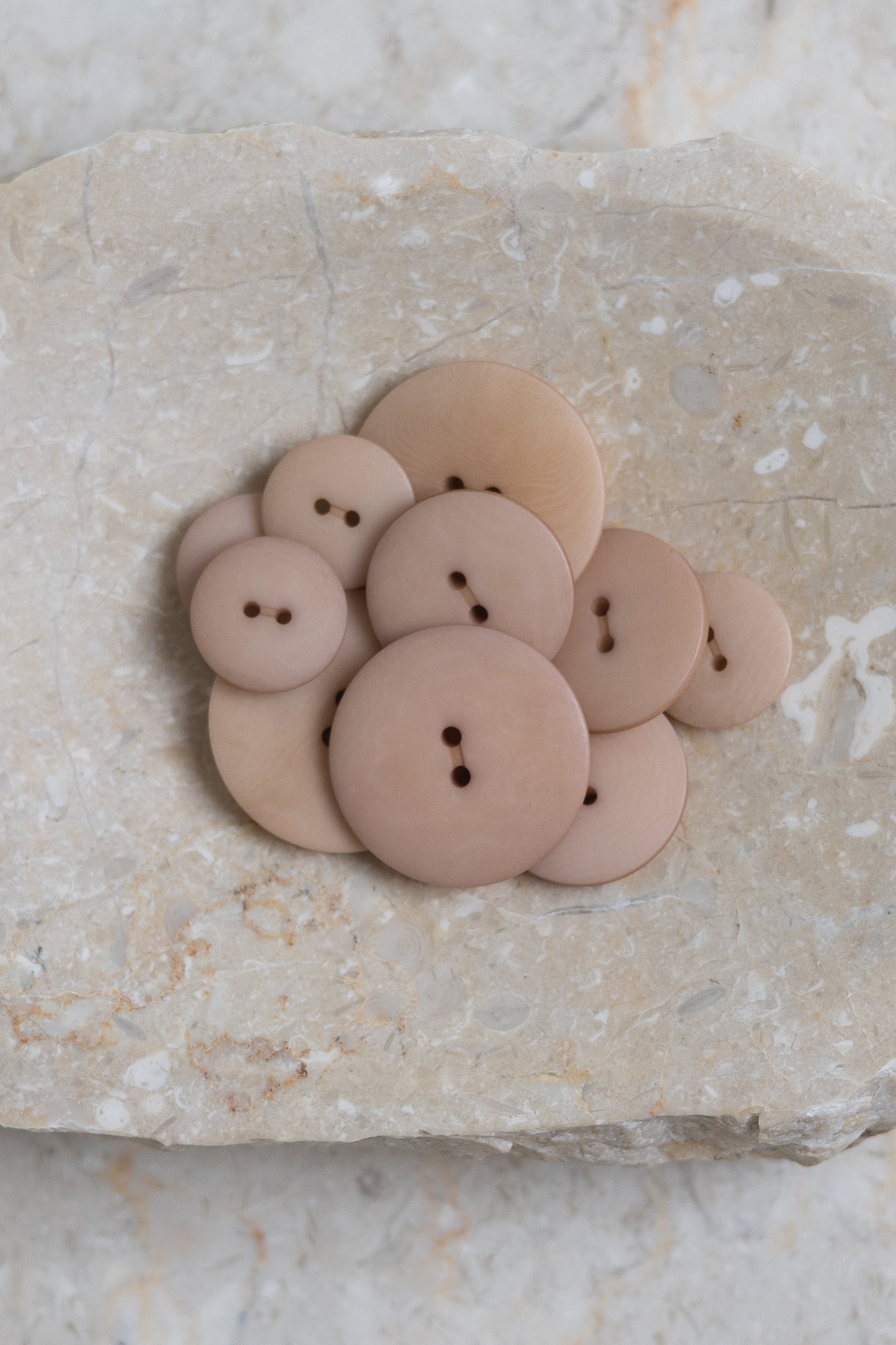atelier-brunette-boutons-palm-maple-sandy-sand-corozo image 2