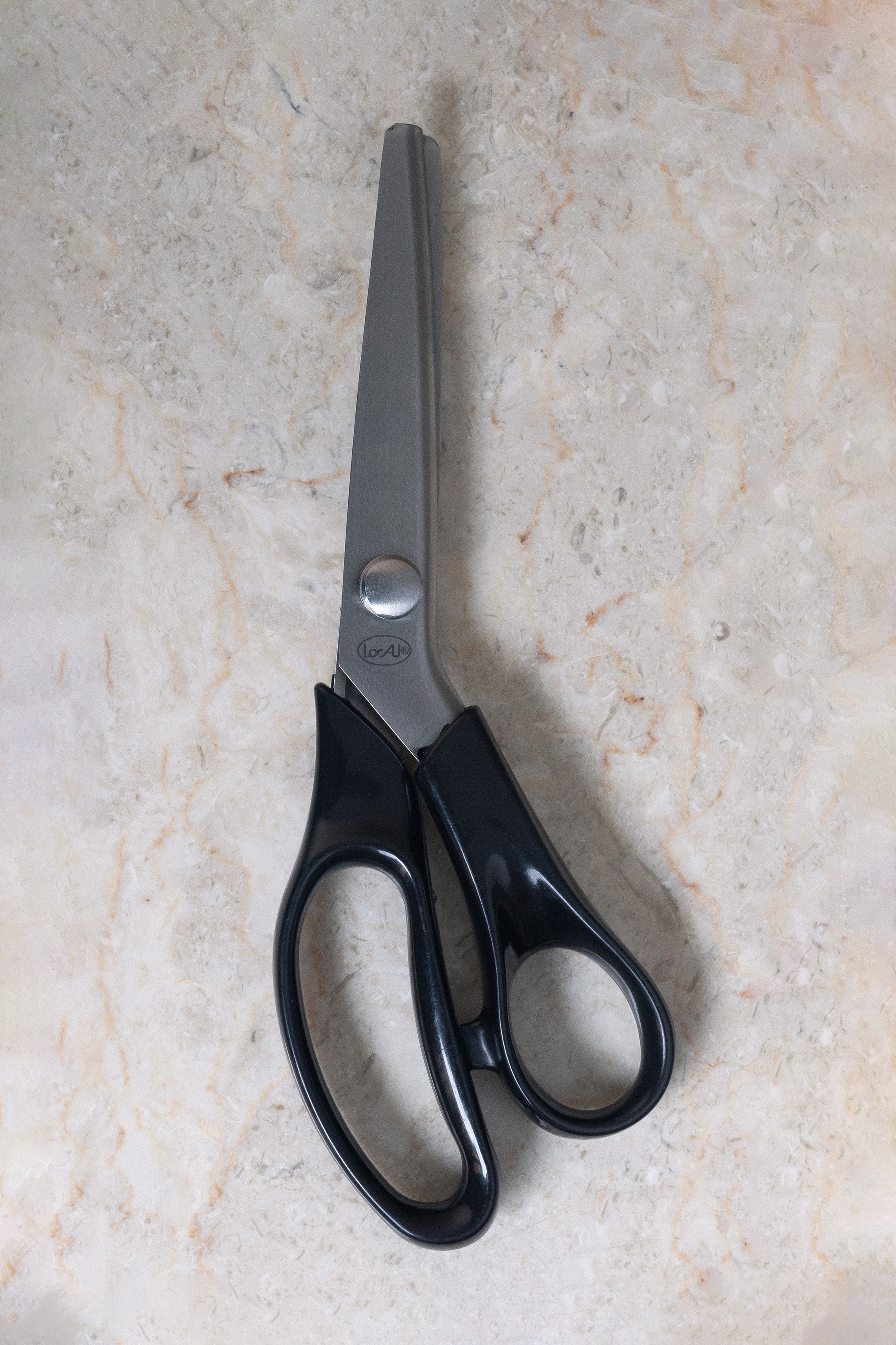atelier-brunette-ciseaux-cranteurs-locau-20-cm-13-dents-mat-riel-couture image 1