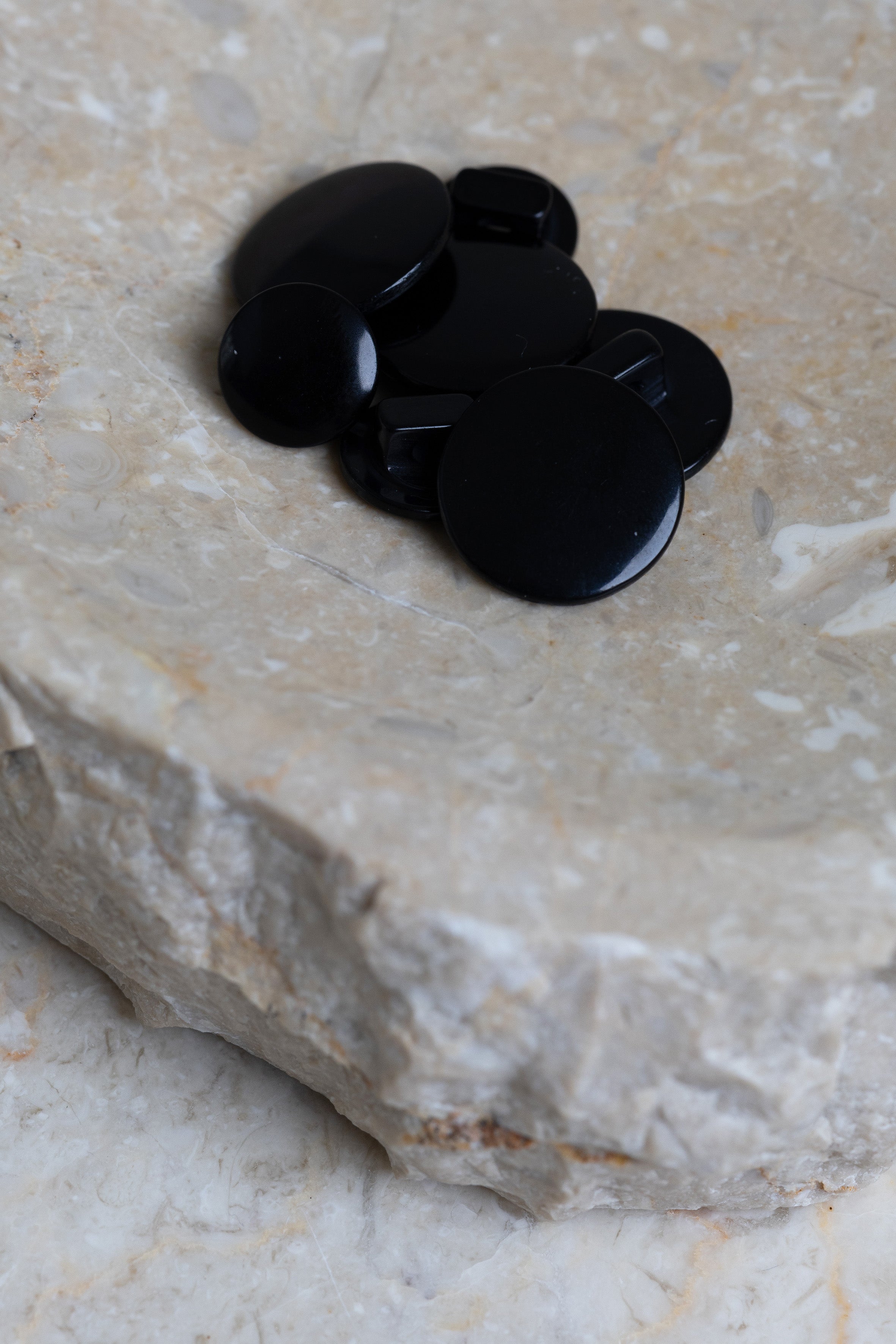 atelier-brunette-boutons-swing-black-boutons-sur-pied-polyester image 4