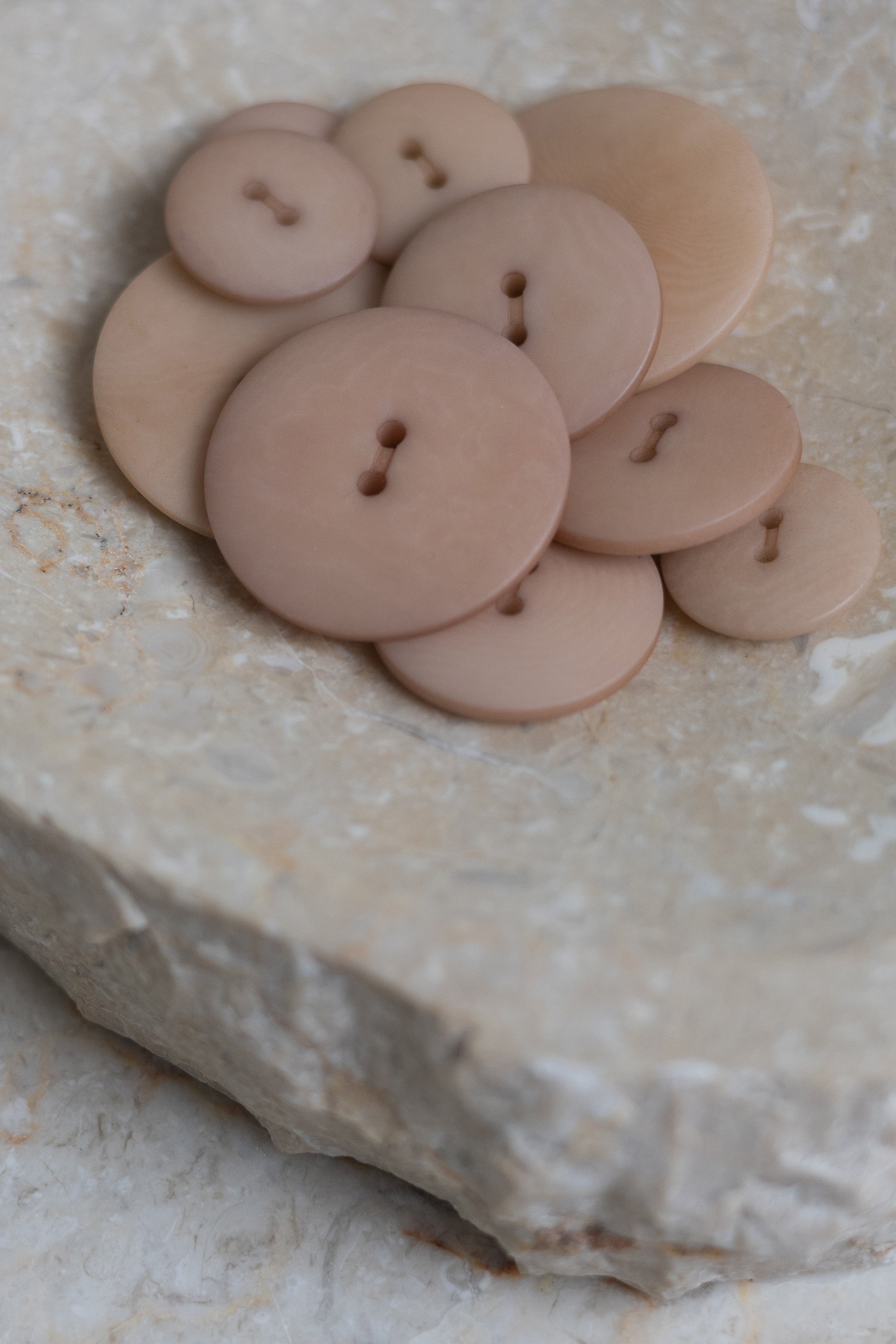 atelier-brunette-boutons-palm-maple-sandy-sand-corozo image 4