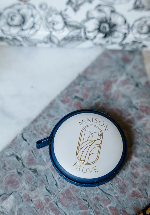 maison-fauve-m-tre-enrouleur-accessoire-couture-bleu-et-blanc image 1