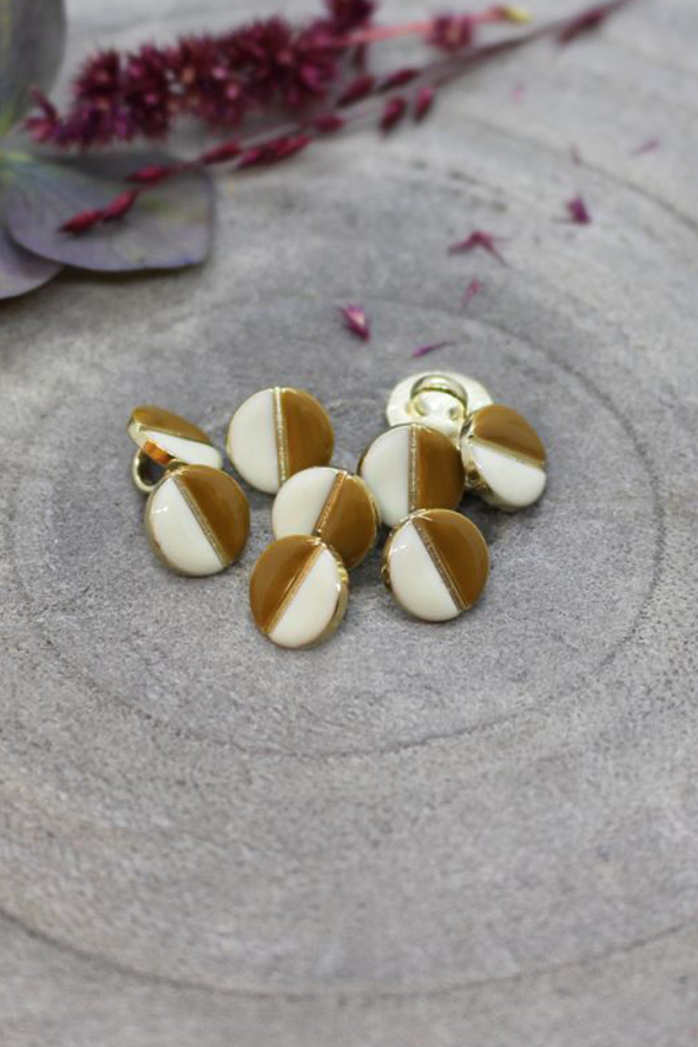 atelier-brunette-boutons-wink-off-white-ochre-bouton-mail-dor image 1