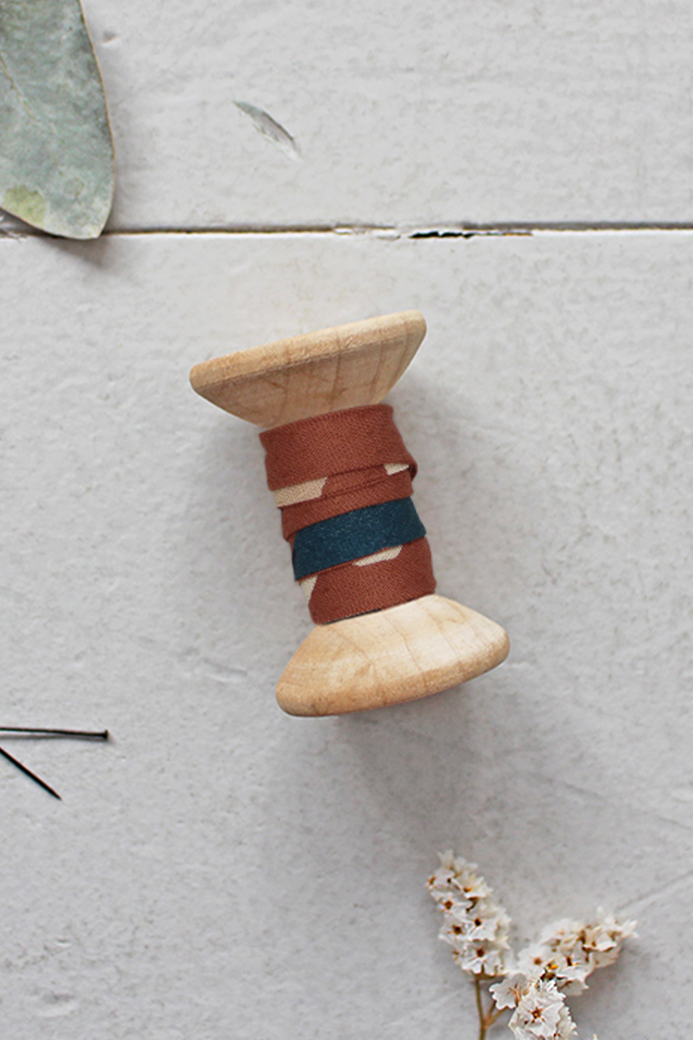 atelier-brunette-biais-posie-chestnut-viscose-plumetis-1-cm image 1