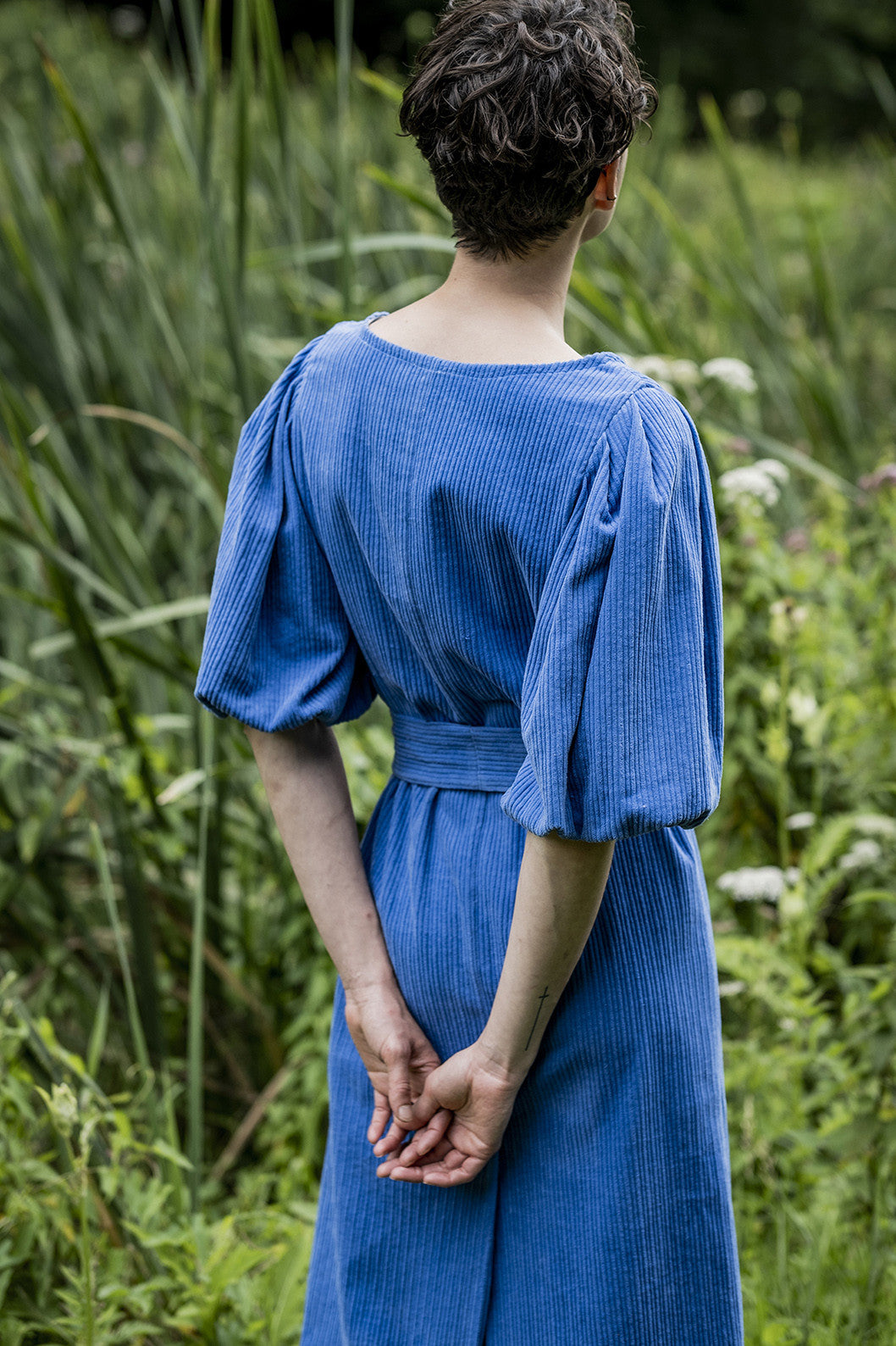 fibre-mood-doris-robe-patron-de-couture-robe-droite-manches-ballon-doubles image 2