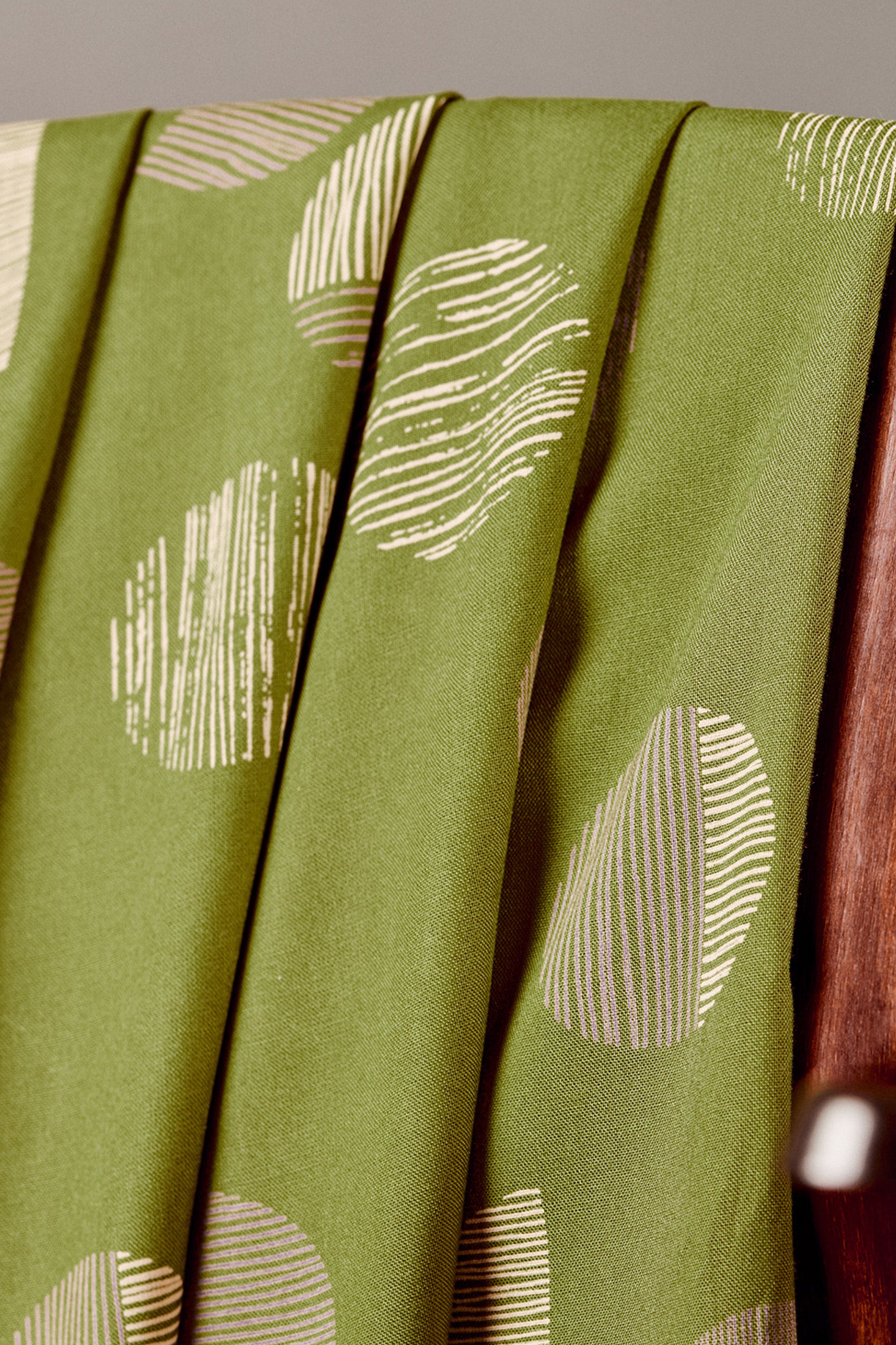 atelier-brunette-jane-matcha-leaf-tissu-viscose-ecovero-10-cm-x-140-cm image 1