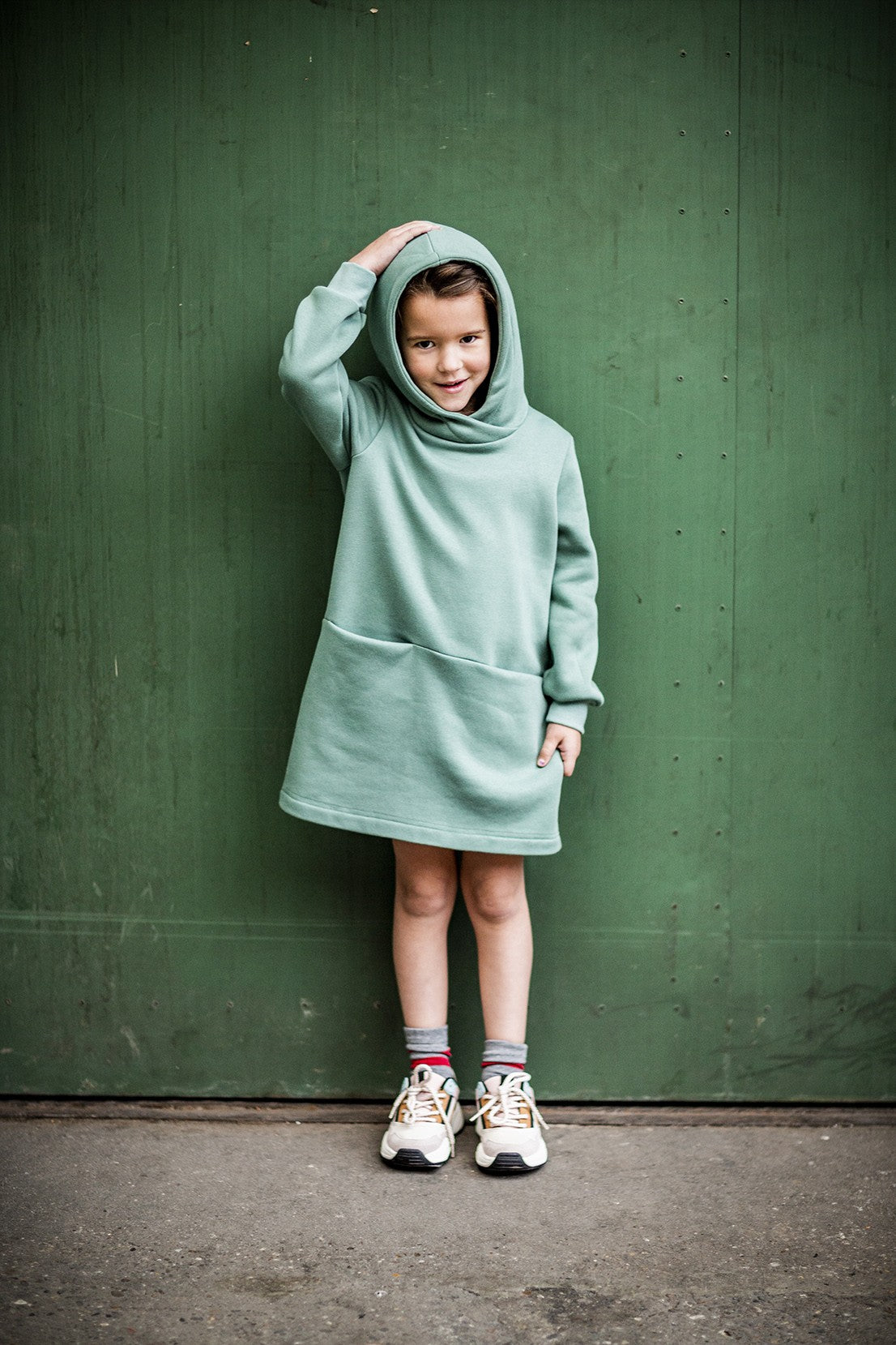 fibre-mood-becky-robe-patron-de-couture-enfant-2-14-ans-robe-sweat-capuche image 2