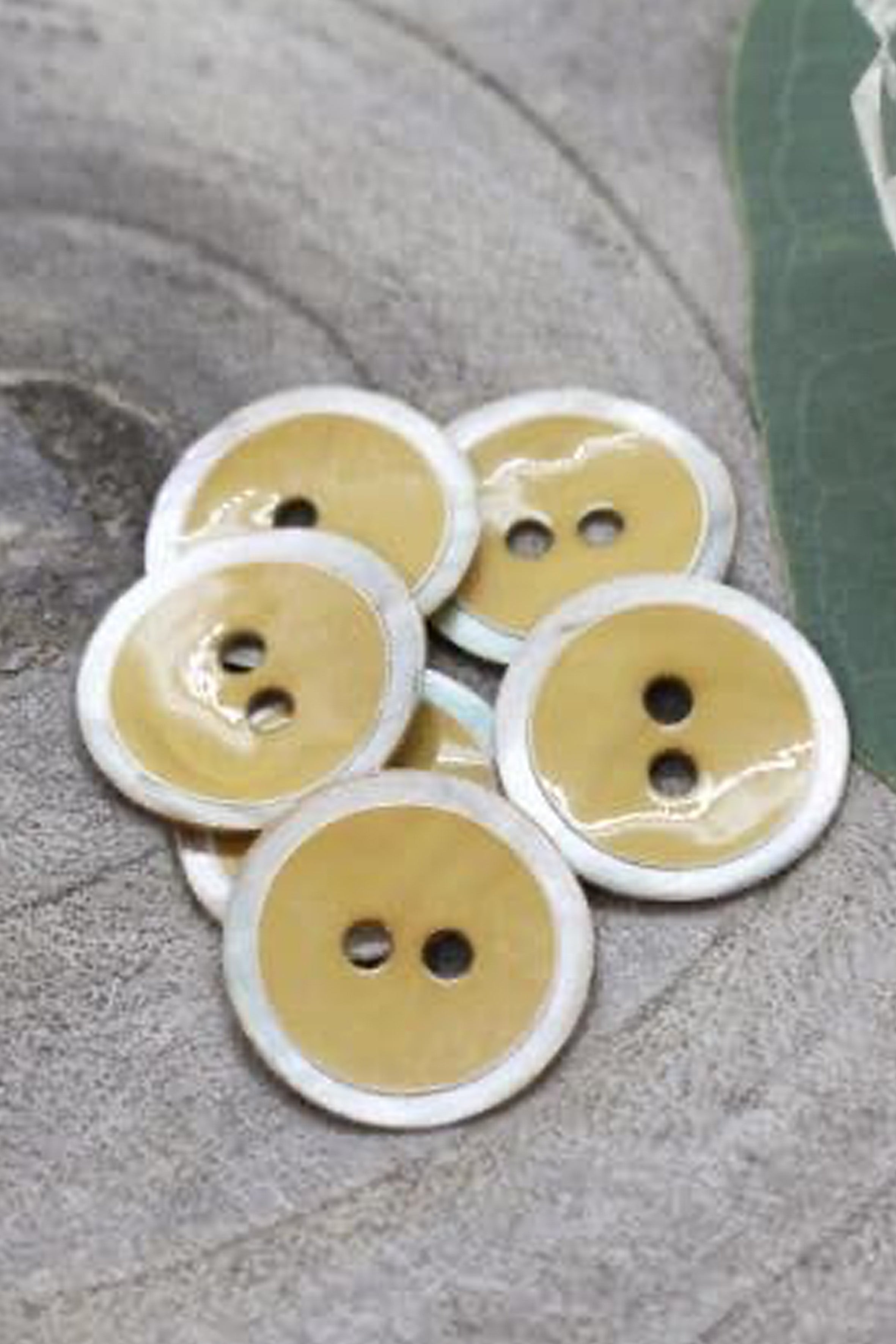 atelier-brunette-boutons-halo-mustard-x10-boutons-nacre-couture image 2