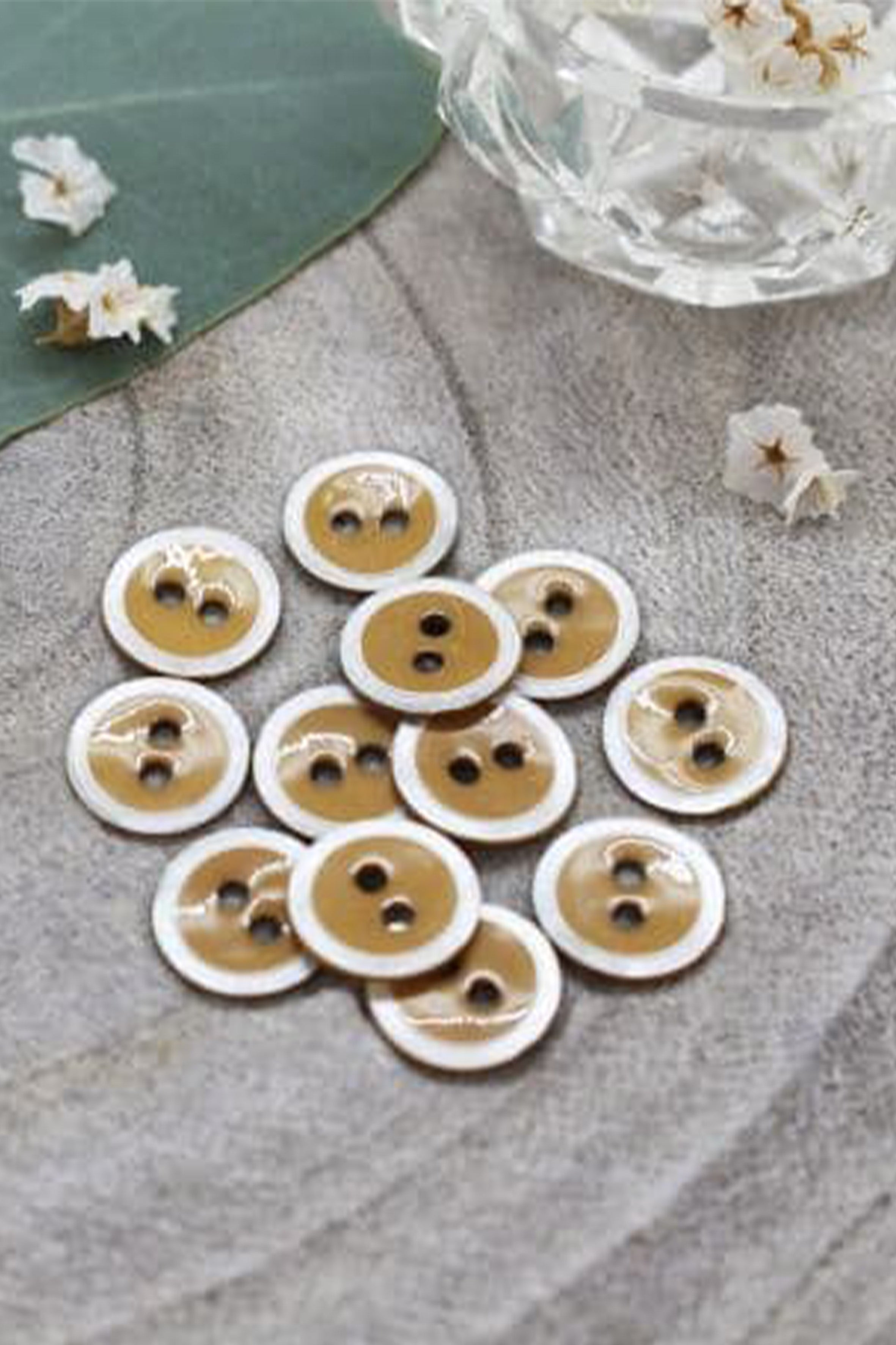 atelier-brunette-boutons-halo-ochre-x10-boutons-nacre image 1