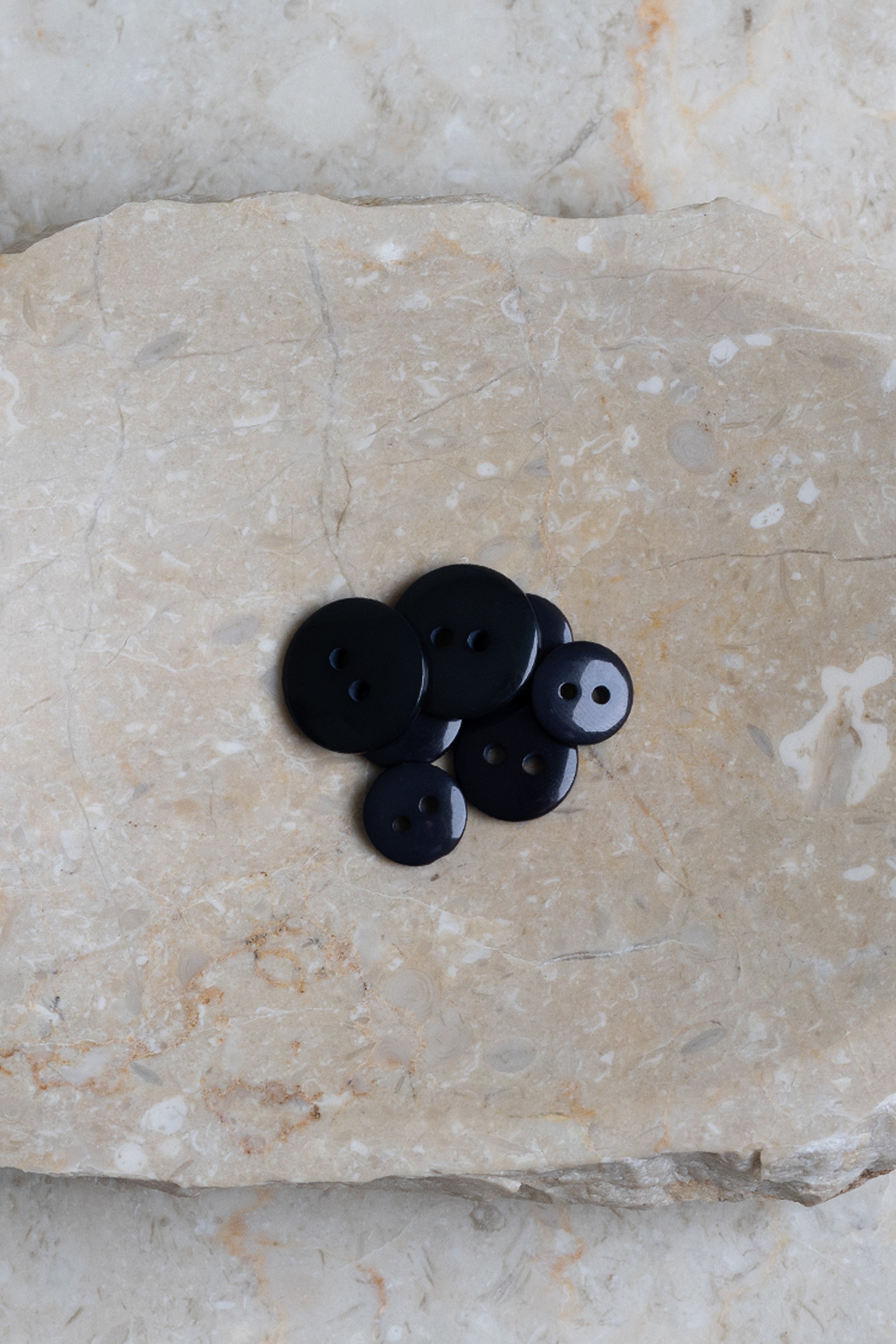 atelier-brunette-boutons-classic-shine-night-deep-charcoal-bouton-brillant image 2