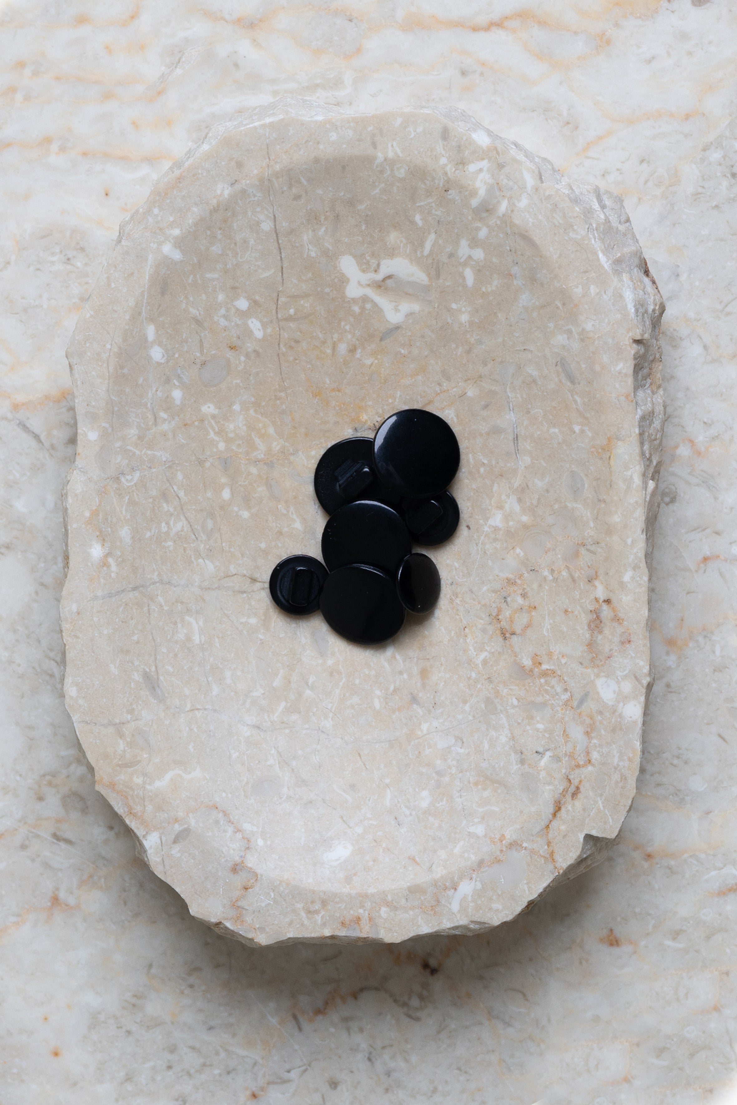atelier-brunette-boutons-swing-black-boutons-sur-pied-polyester image 3