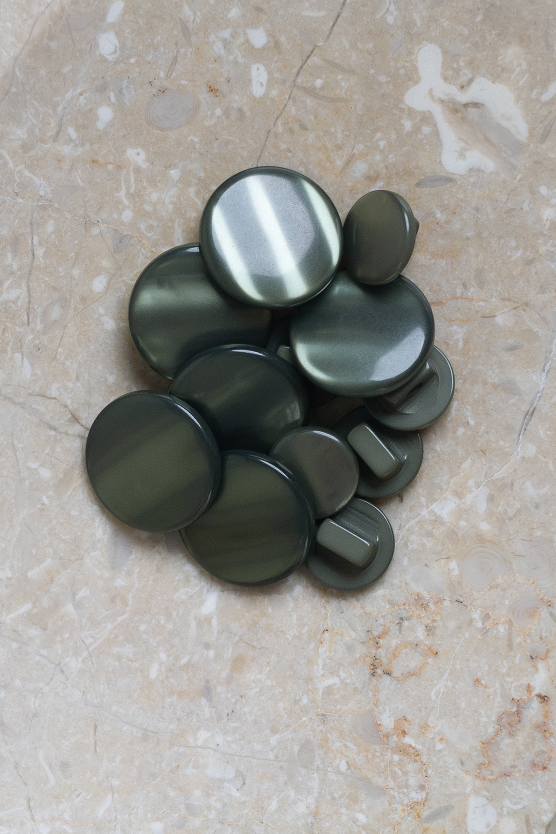 atelier-brunette-boutons-swing-cedar-x10-polyester-reflets-mont-s-sur-pied image 3