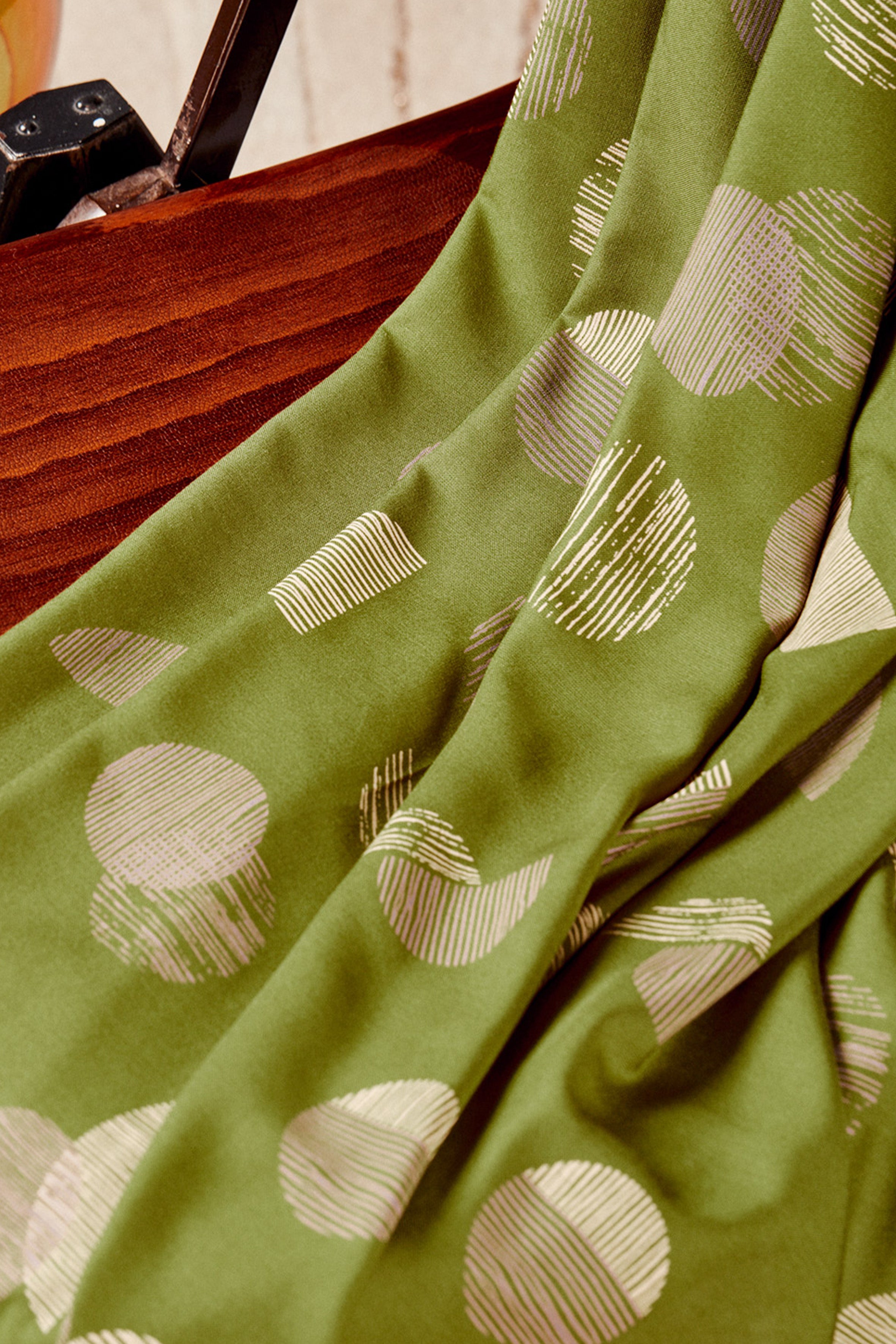 atelier-brunette-jane-matcha-leaf-tissu-viscose-ecovero-10-cm-x-140-cm image 3