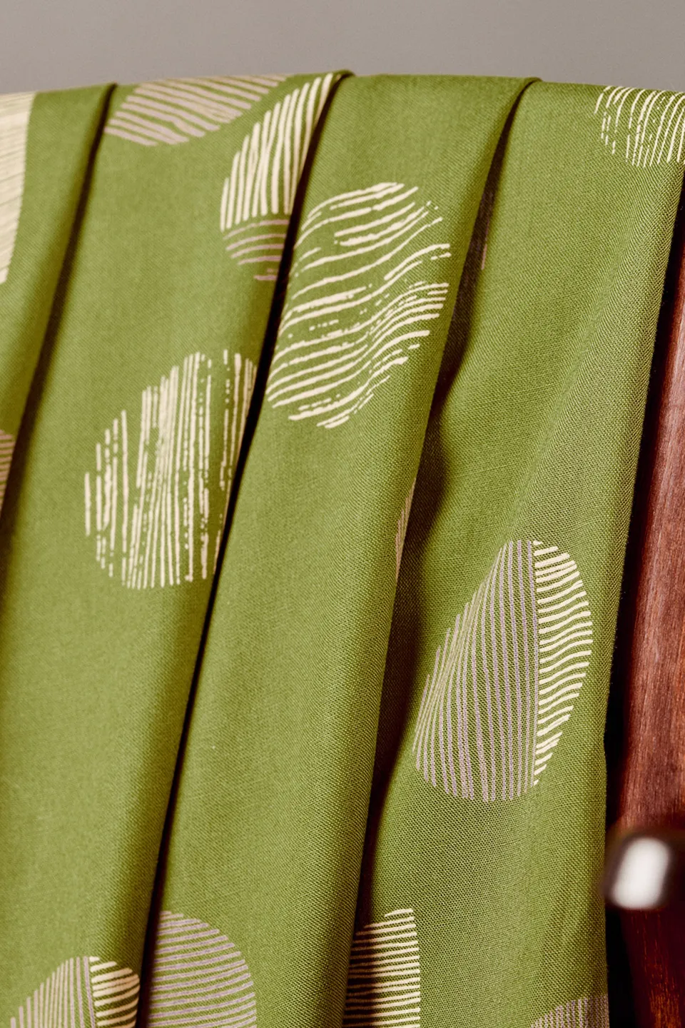 atelier-brunette-jane-matcha-leaf-tissu-viscose-ecovero-10-cm-x-140-cm image 1