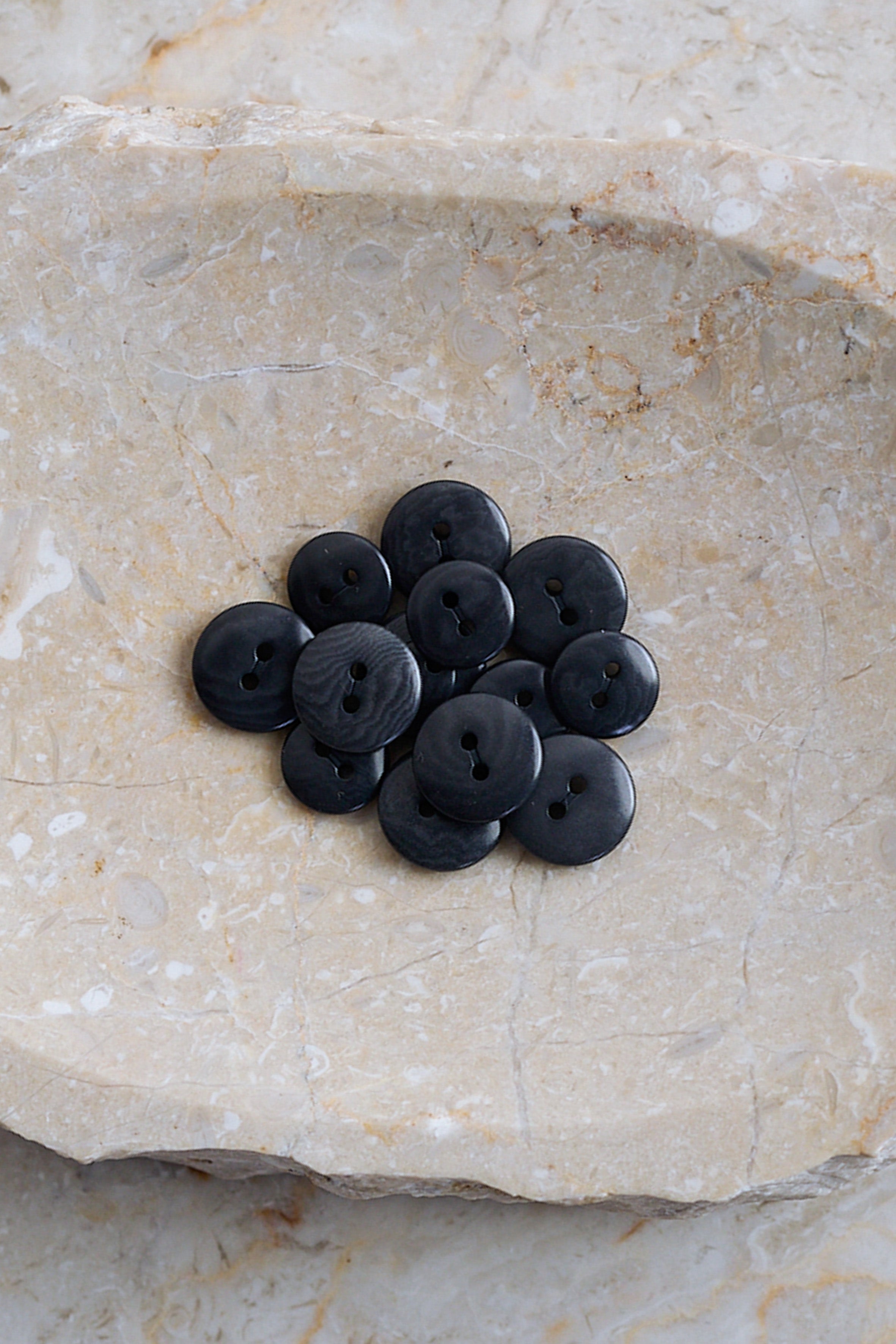 atelier-brunette-boutons-viny-night-deep-charcoal image 2