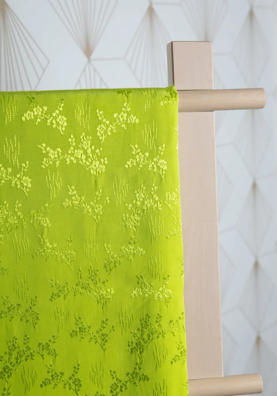 maison-fauve-tissu-jacquard-de-viscose-lily-sulfure-motif-bouquet-fleuri image 1