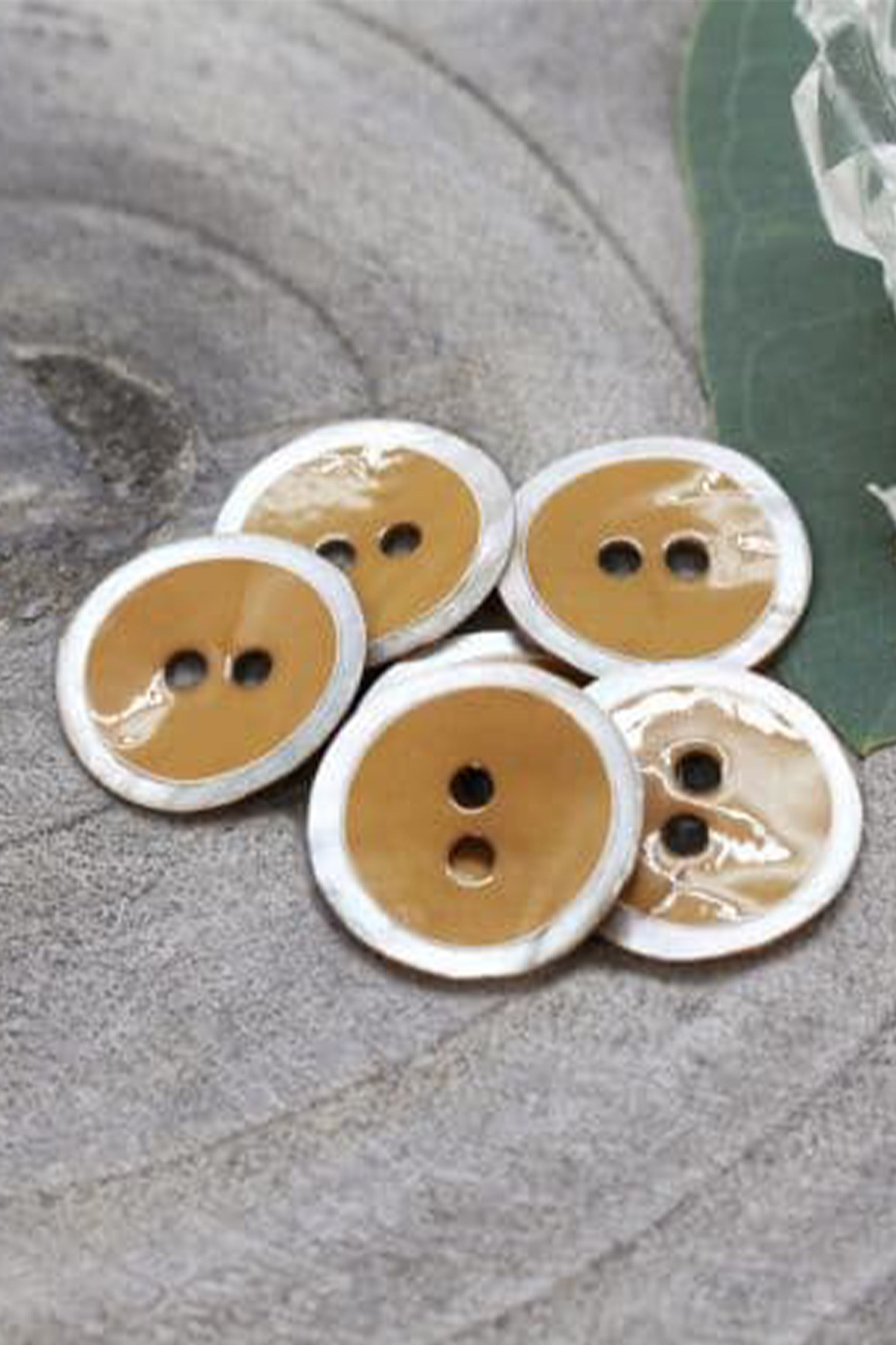 atelier-brunette-boutons-halo-ochre-x10-boutons-nacre image 2