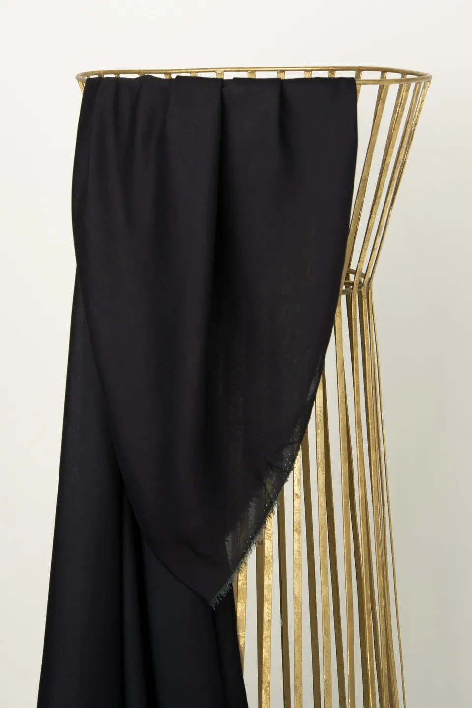 atelier-brunette-modal-viscose-black-tissu-uni-noir-10-cm-x-140-cm image 1