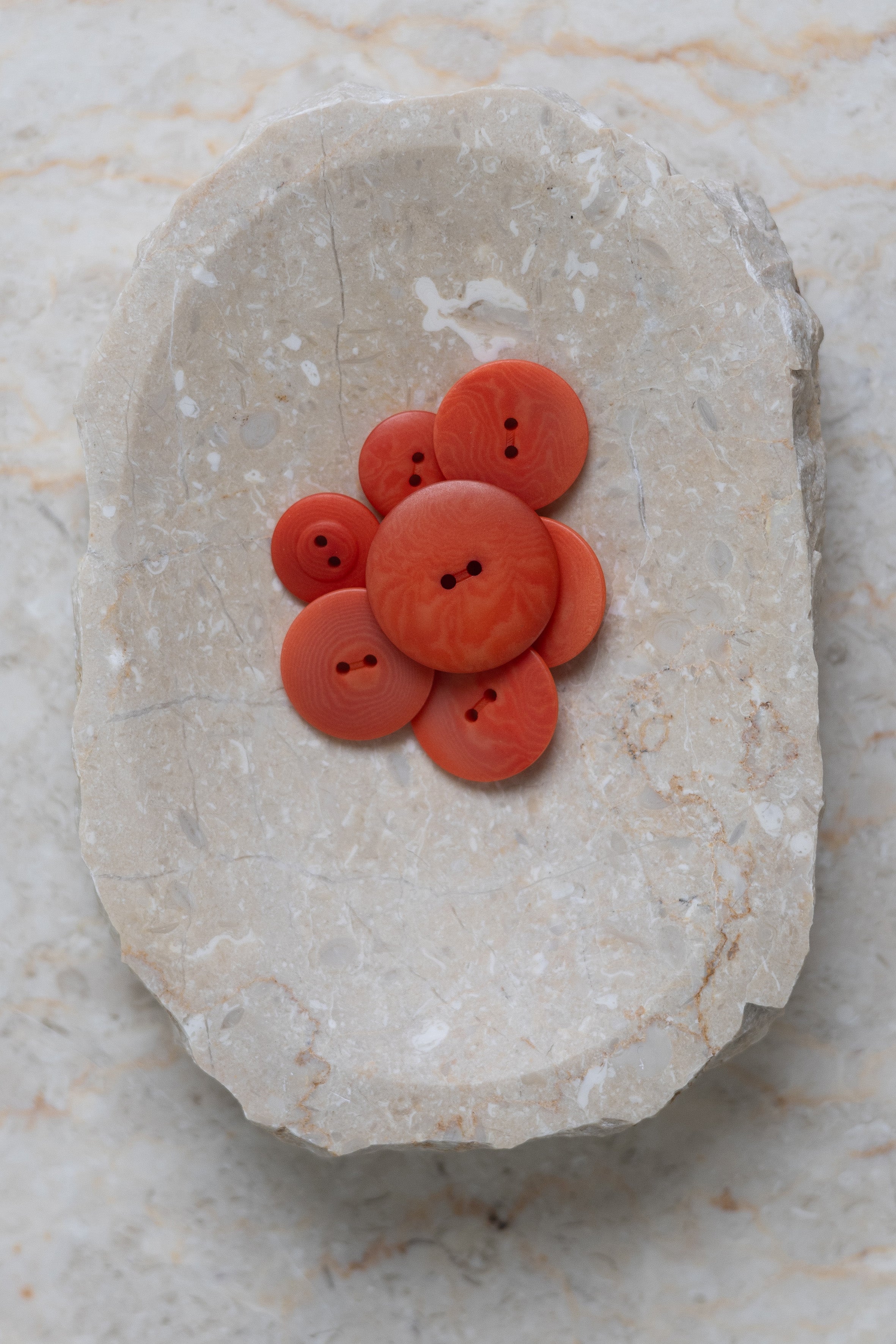 atelier-brunette-boutons-palm-poppy-tangerine-boutons-corozo-sculpt-s image 2