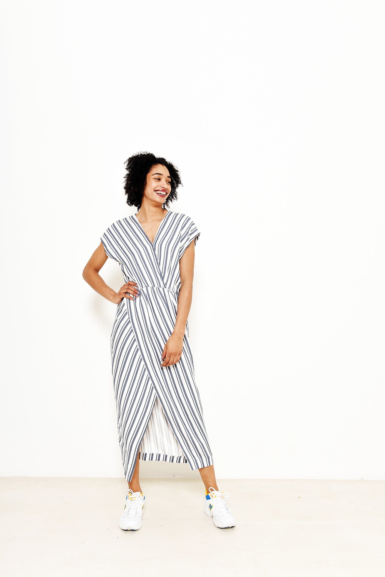 fibre-mood-vienna-robe-patron-de-couture-robe-portefeuille-longue-manches-courte image 3