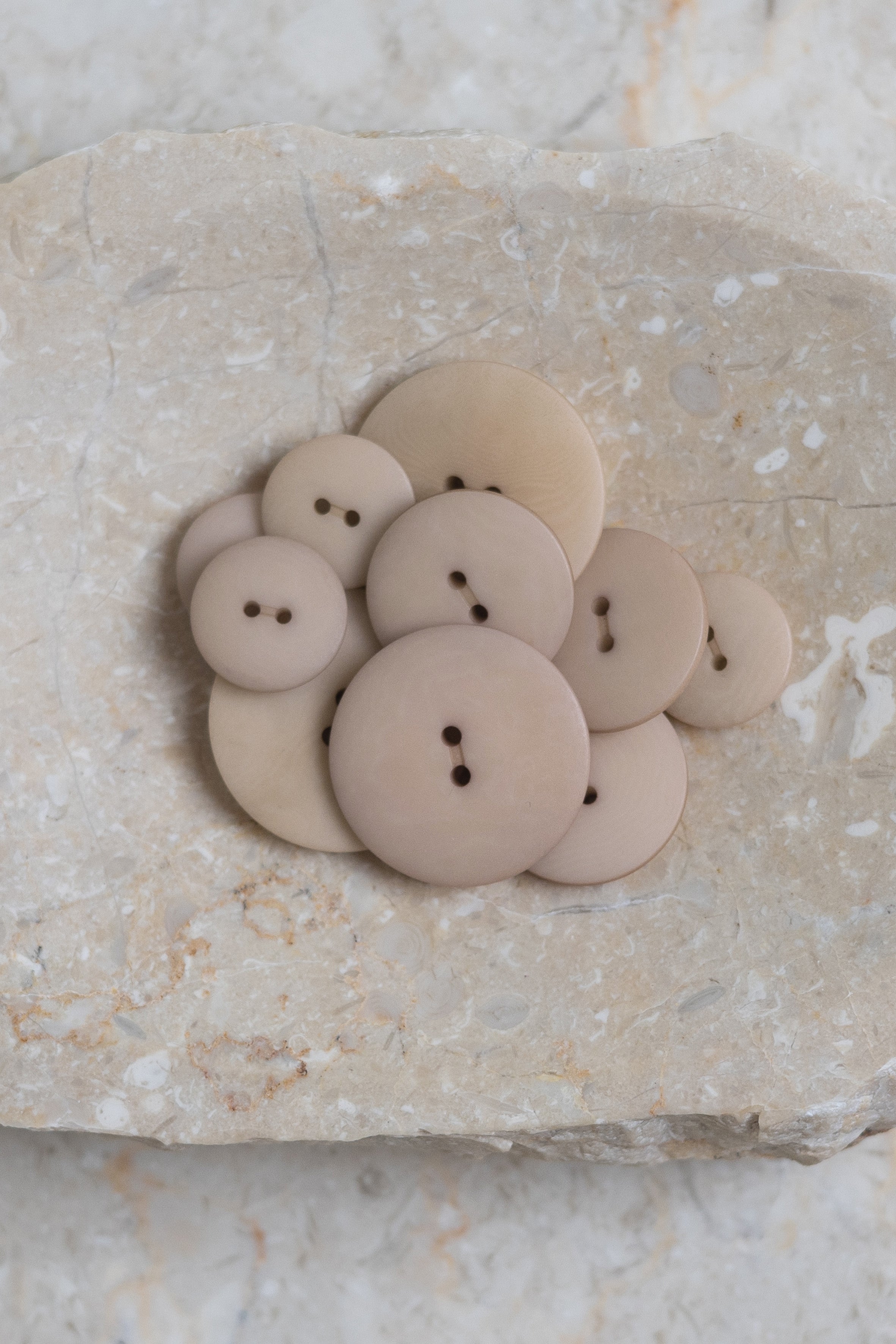 atelier-brunette-boutons-palm-milky-clay-bouton-en-corozo image 4