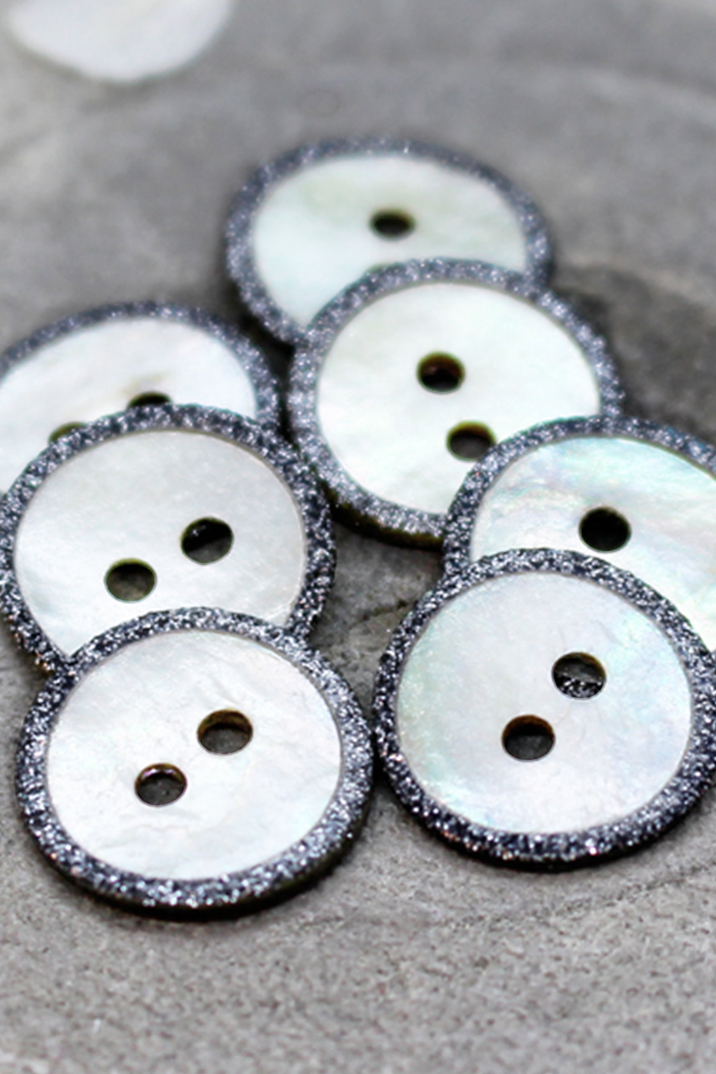 atelier-brunette-boutons-glitz-night-deep-charcoal-x10-mercerie image 2