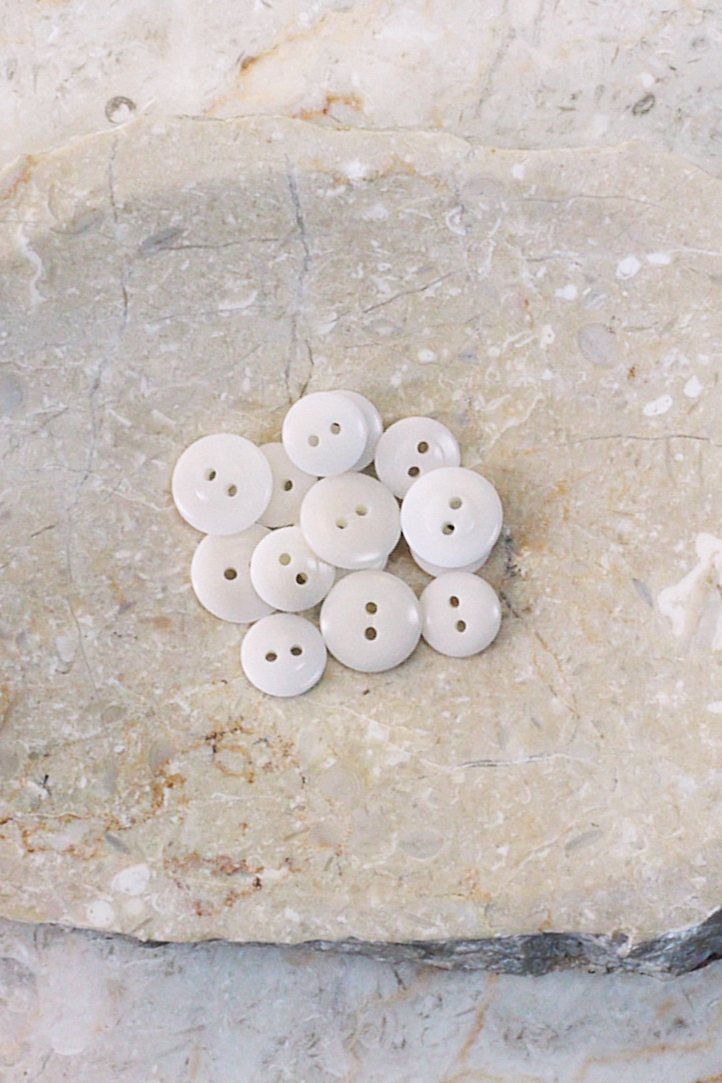 atelier-brunette-boutons-viny-off-white-en-corozo image 2