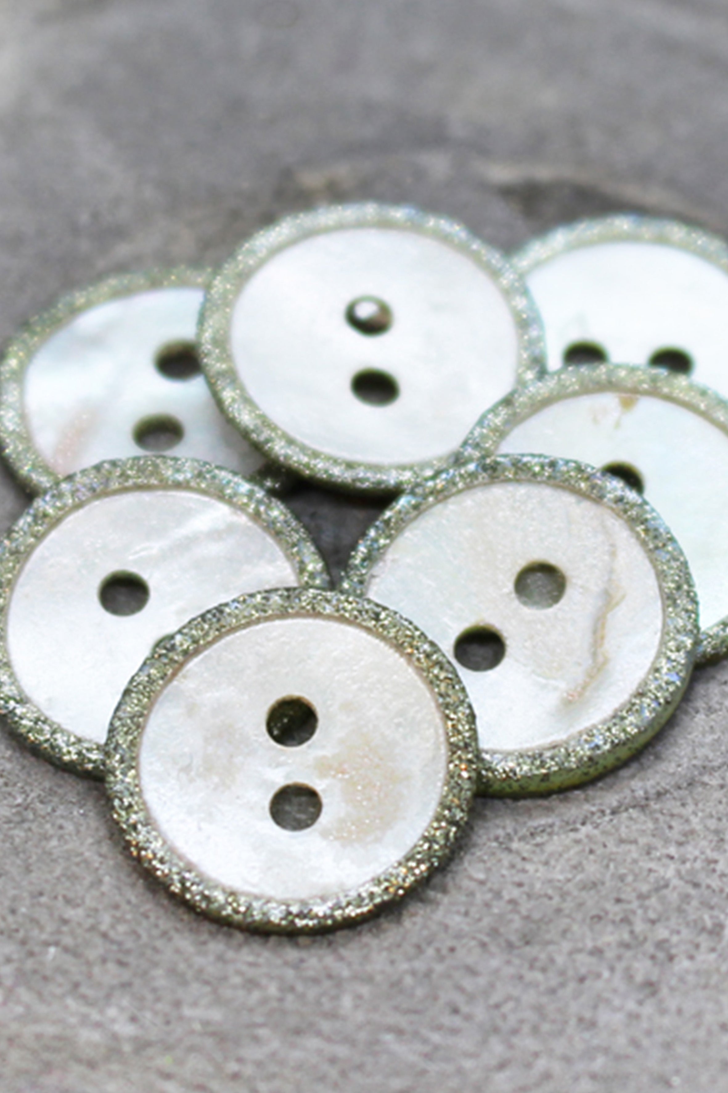 atelier-brunette-boutons-glitz-sage-x10-boutons-nacre-akoya image 2