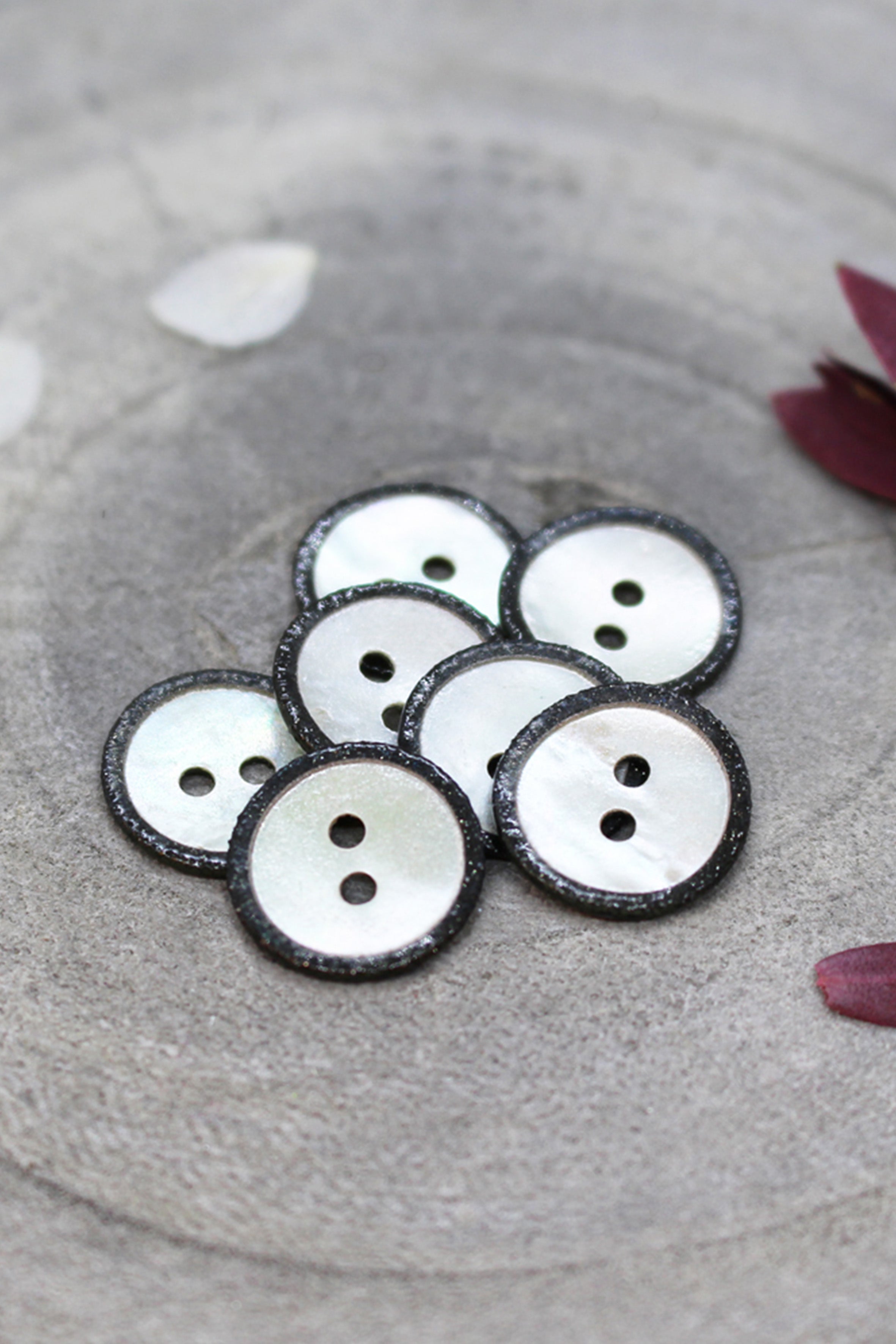 atelier-brunette-boutons-glitz-black-x10-boutons-nacre-coudre image 1