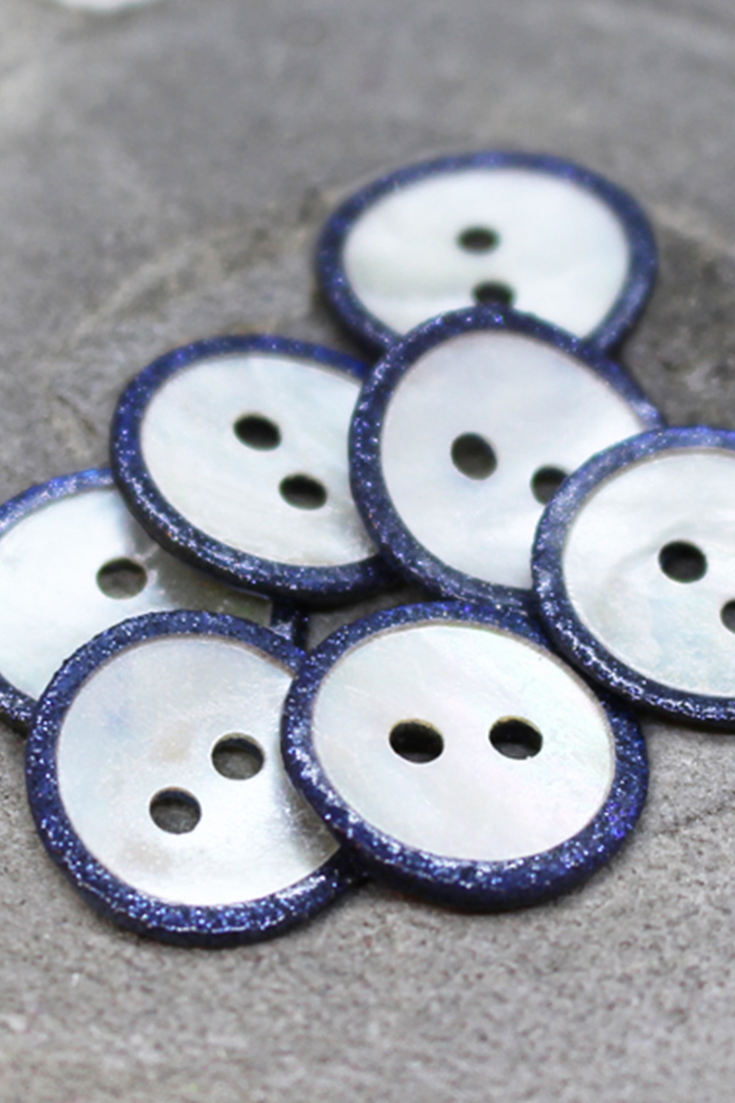 atelier-brunette-boutons-glitz-cobalt-x10-boutons-nacre-paillet-e image 2
