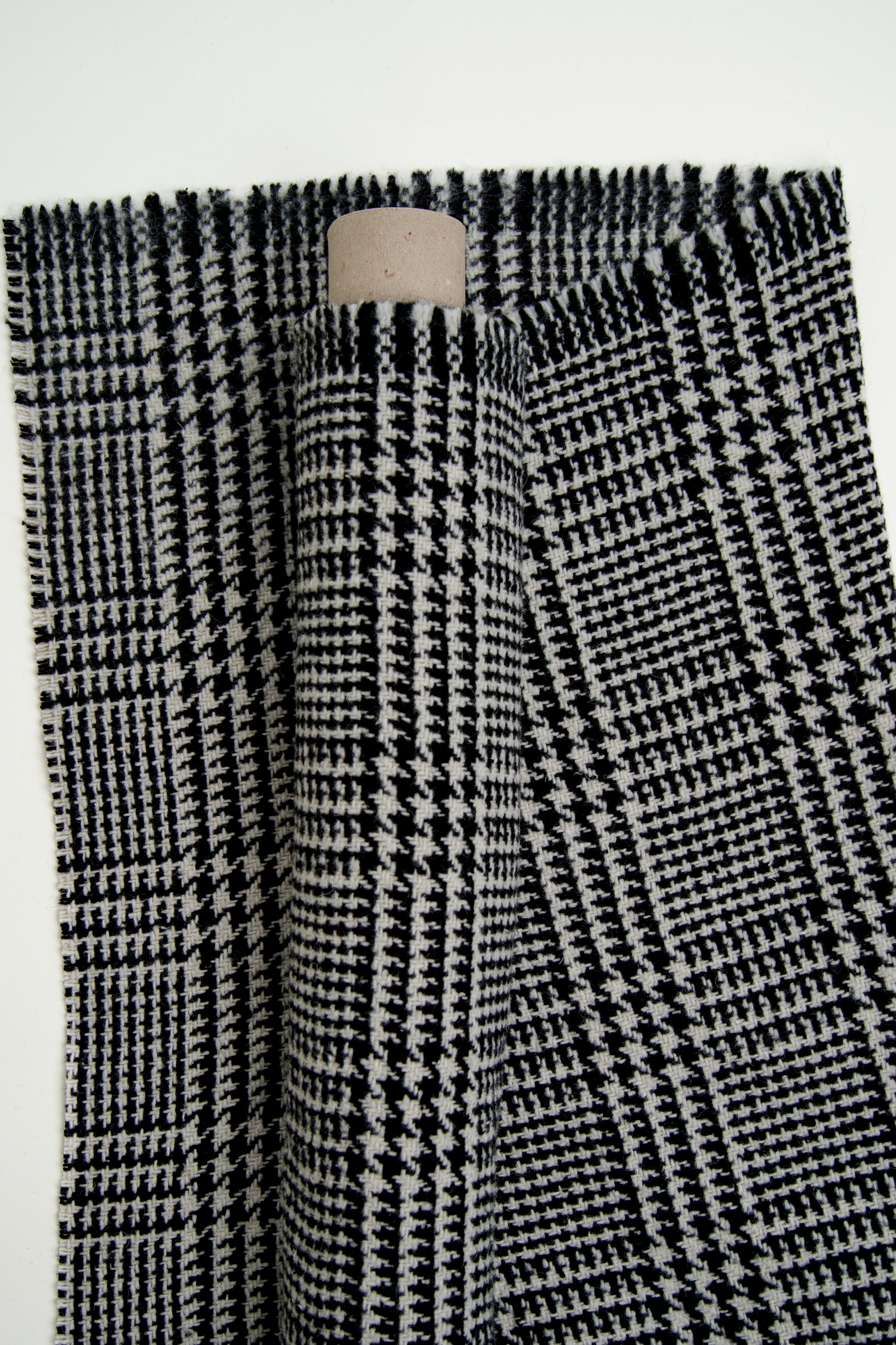 atelier-brunette-tissu-lainage-prince-de-galles-lainage-noir-et-blanc image 1