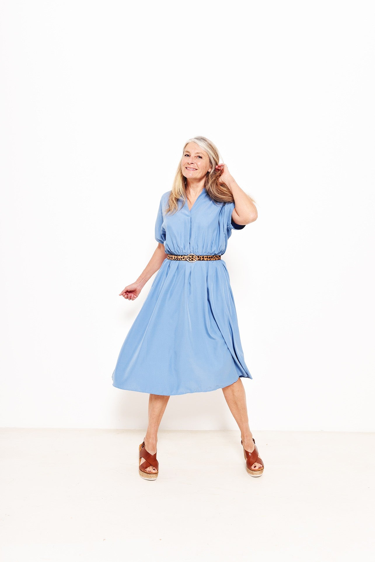 fibre-mood-taylor-robe-patron-de-couture-vas-e-col-v-taille-lastiqu-e image 4